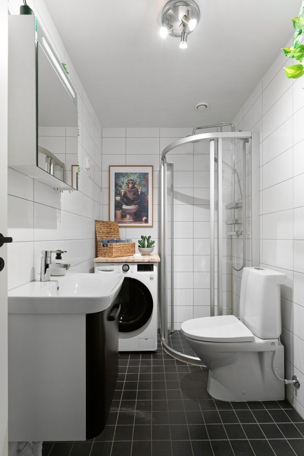 Helfliset bad med gulvvarme, oppgradert i 2013 med nye overflater, innredninger og tettesjikt. Galleribilde