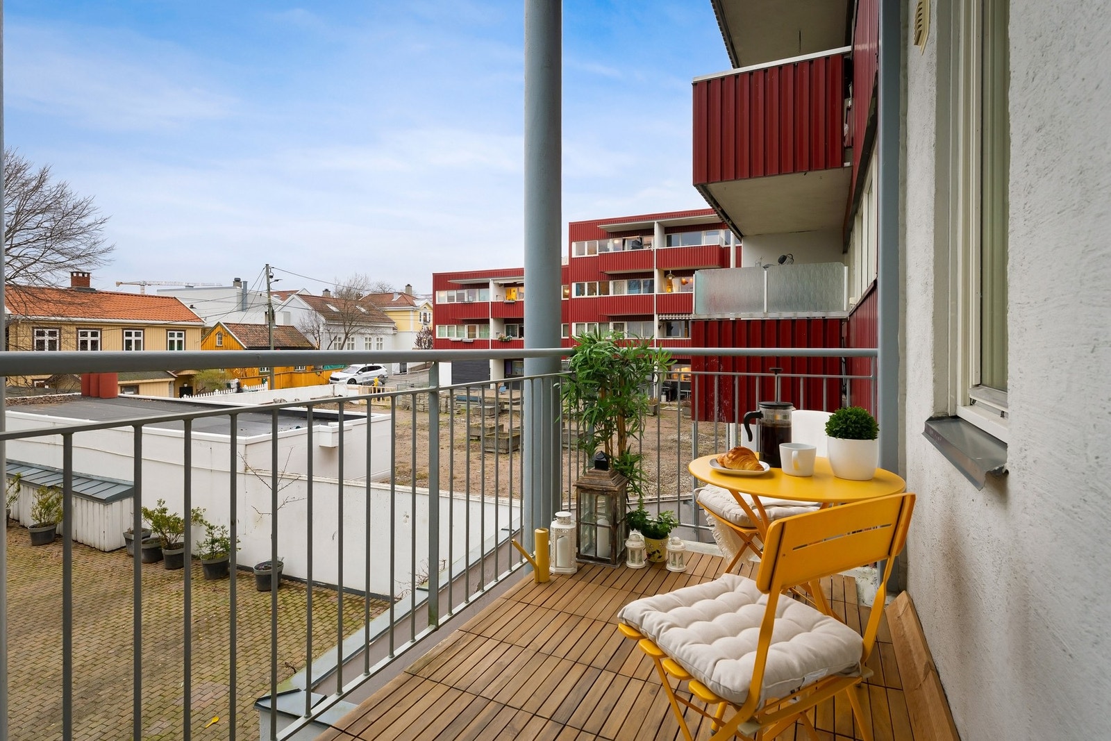 Svalgang utenfor inngangspartiet. Galleribilde