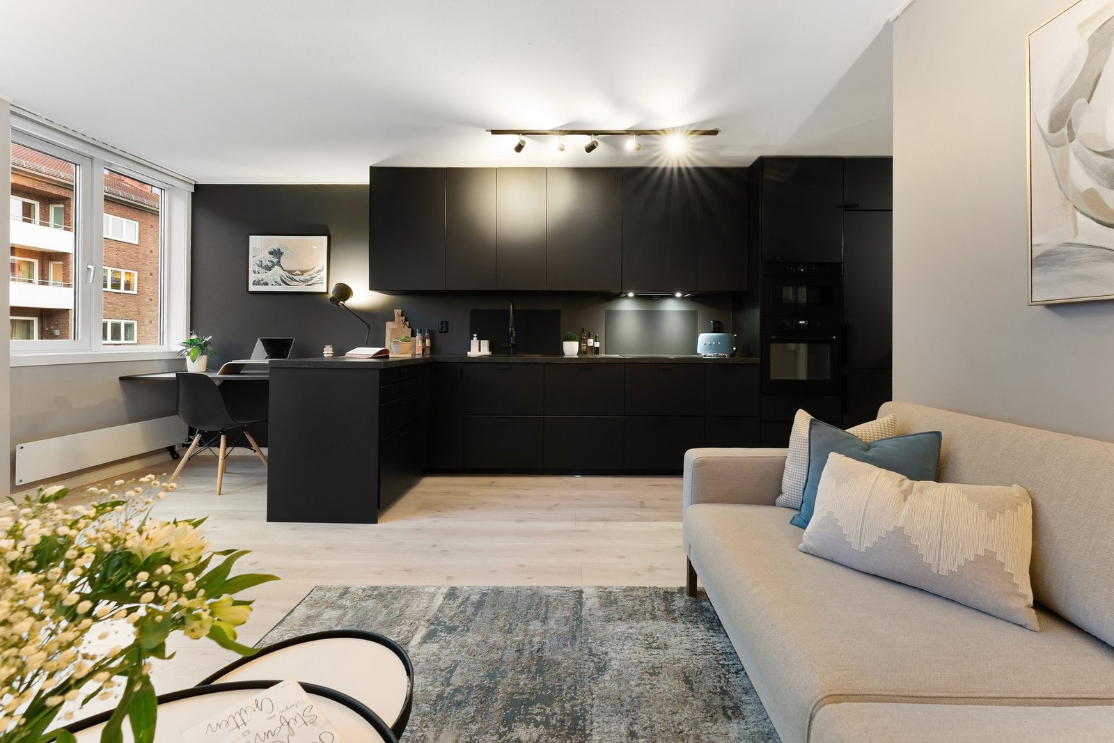 Sosial åpen løsning mellom stue og kjøkken. Galleribilde