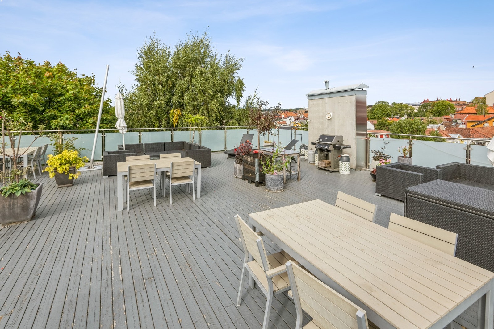 Her er det felles puter, plasser og grill som alle beboere kan benytte Galleribilde