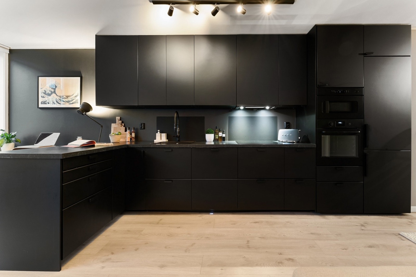 Lekkert kjøkken med innredning fra 2019. Galleribilde