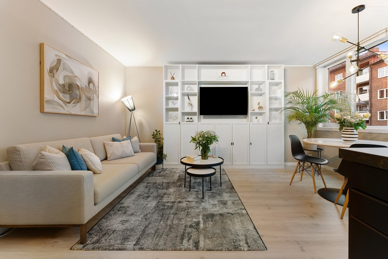 Overflatene er malt i en tidsriktig fargetone og på gulvet er det lagt slitesterk laminat. Galleribilde