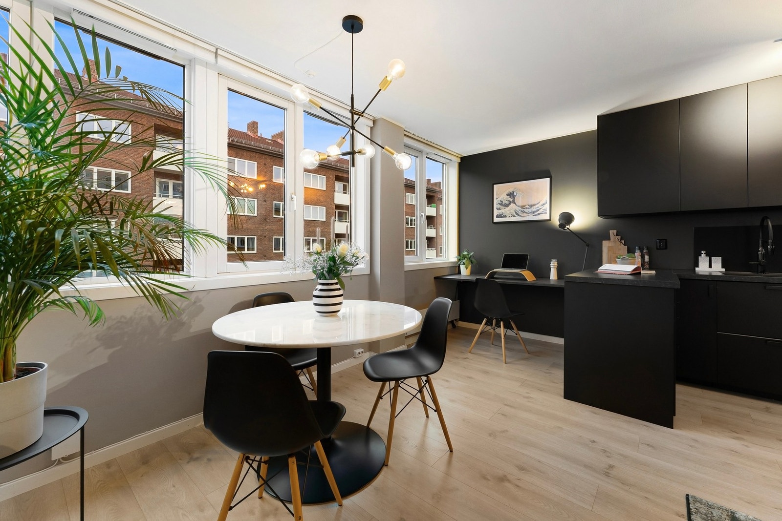 Store vindusflater slipper inn rikelig med naturlig lys, som bidrar til en god romfølelse. Galleribilde