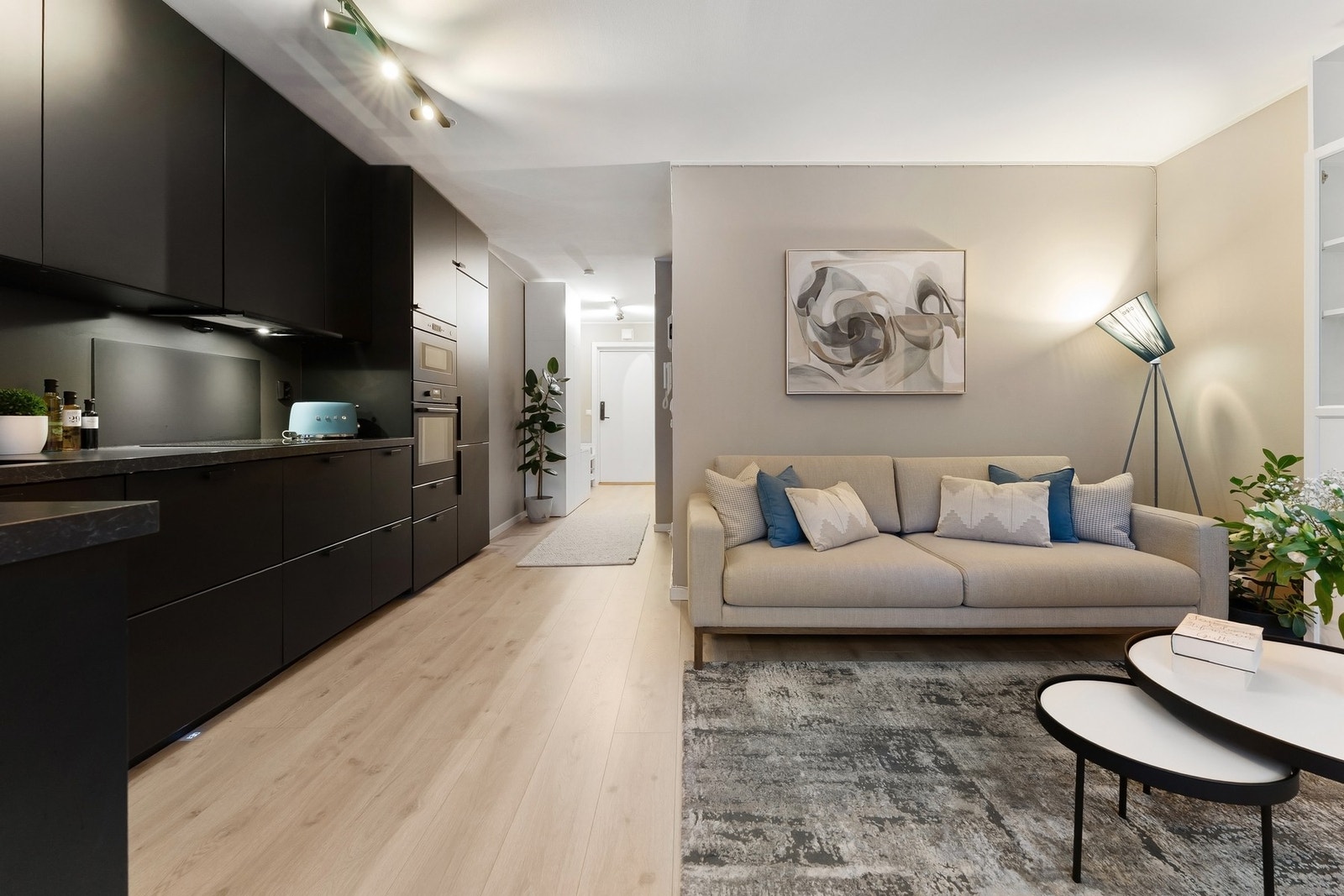 God plass til sofa, stoler, bord og tilhørende mediemøblement. Galleribilde