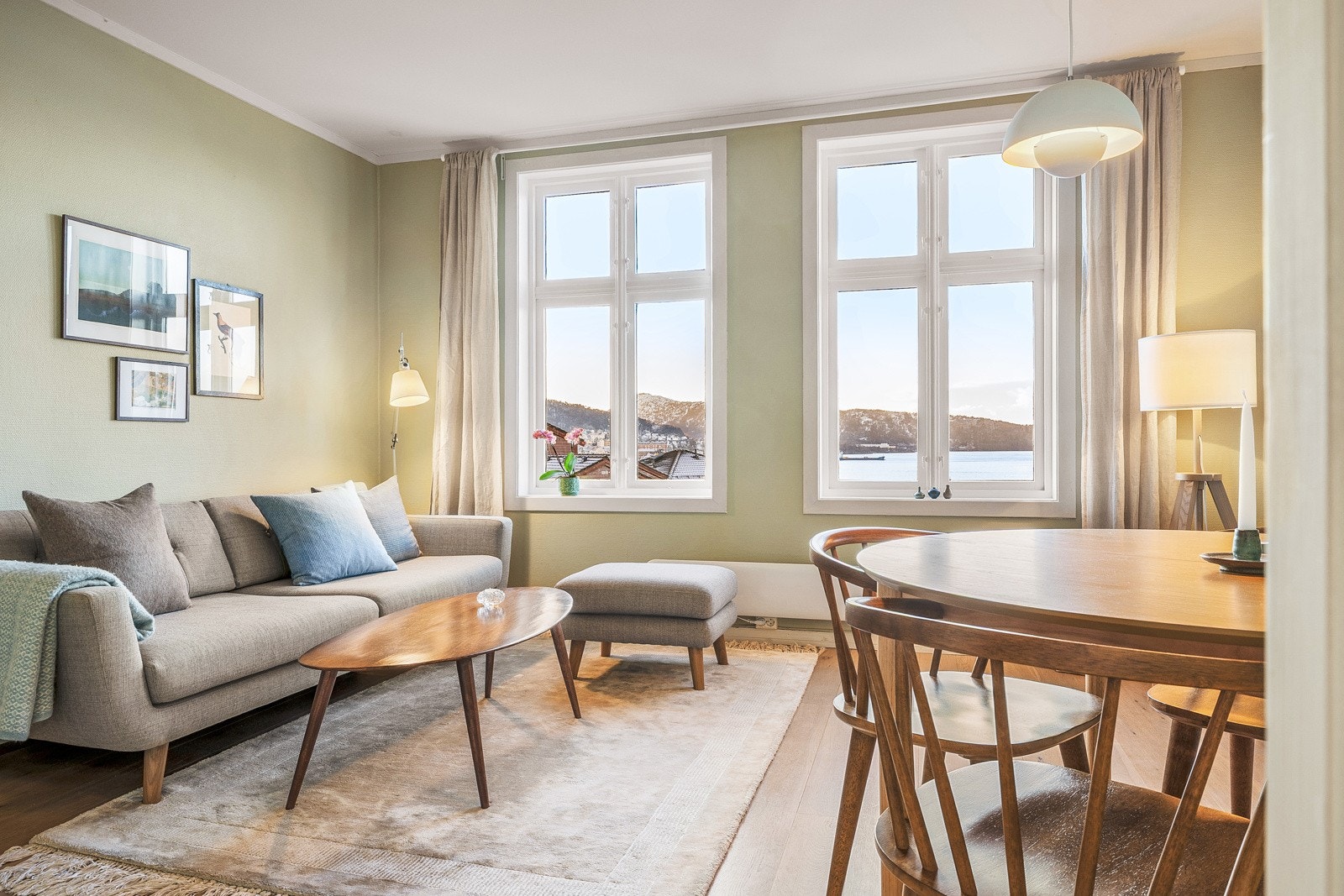 - Den oppleves som lys og luftig med gode vindusflater som slipper inn rikelig med naturlig lys - Galleribilde