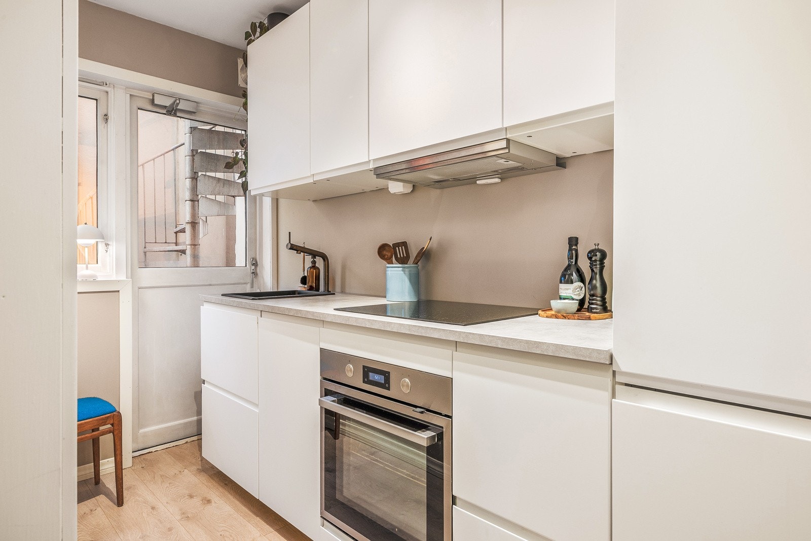 - Her er det stilren kjøkkeninnredning fra 2021 - Galleribilde