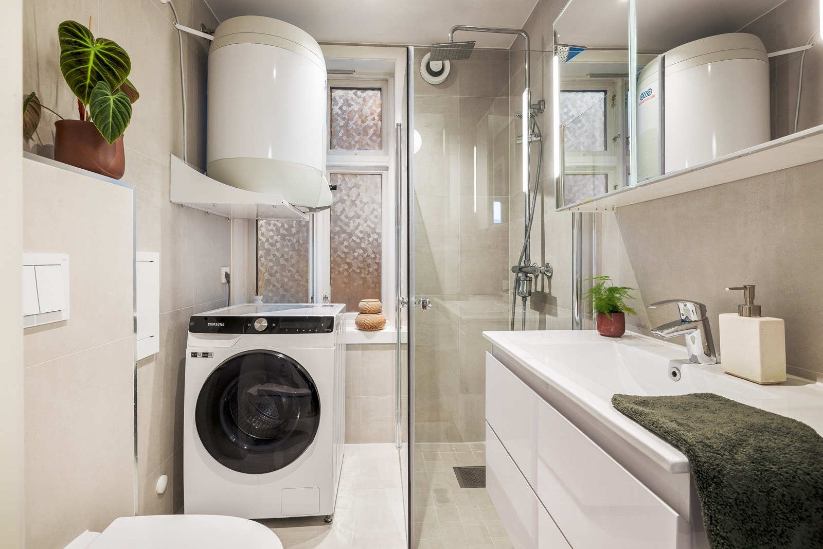 - Det er pent helfliset og plasseffektive løsninger - Galleribilde