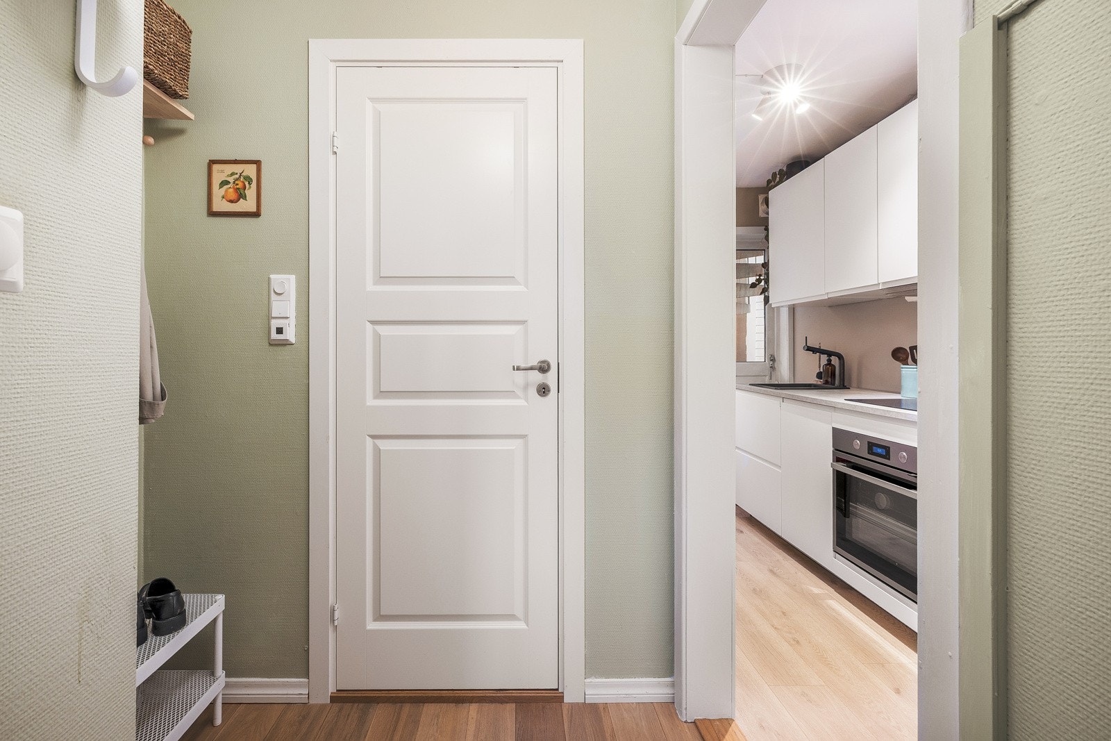 - Fra gangen er det tilkomst til bad, kjøkken og stue - Galleribilde