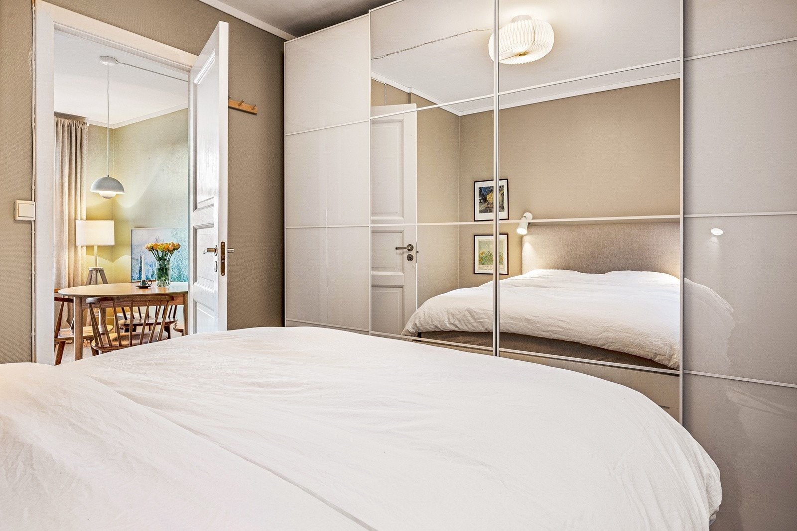 - Her er det doble skyvedørsgarderober - Galleribilde