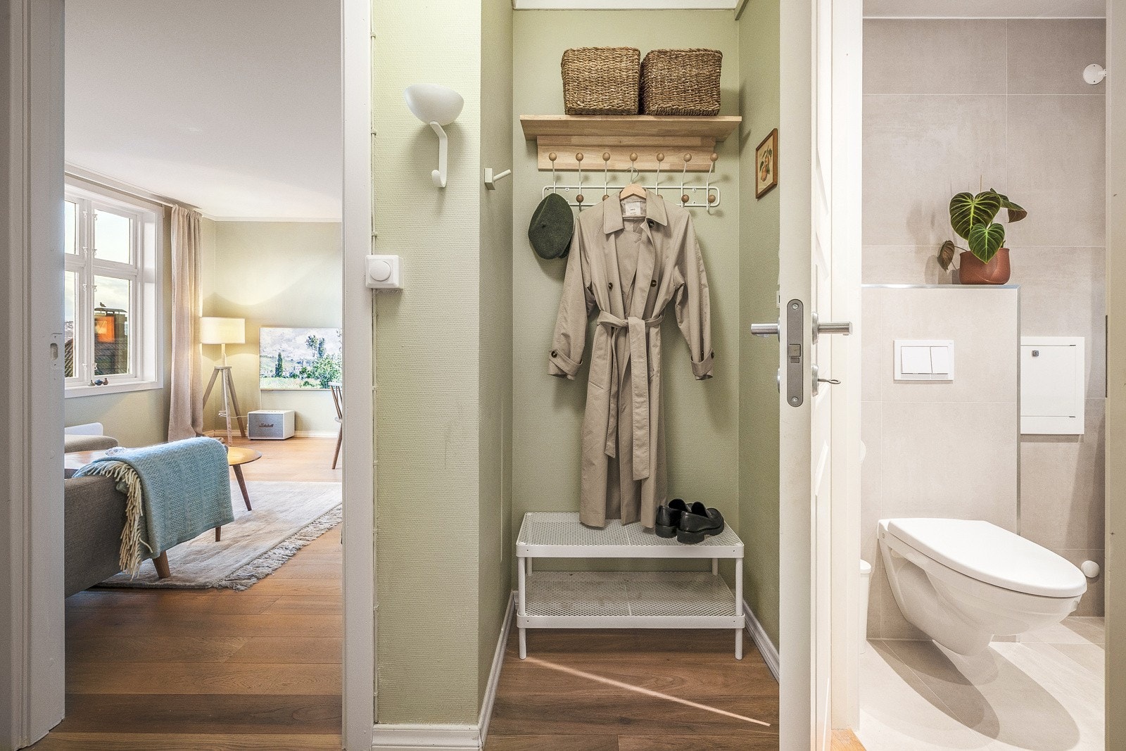 - I gangen er det nisje, perfekt for oppheng av yttertøy - Galleribilde