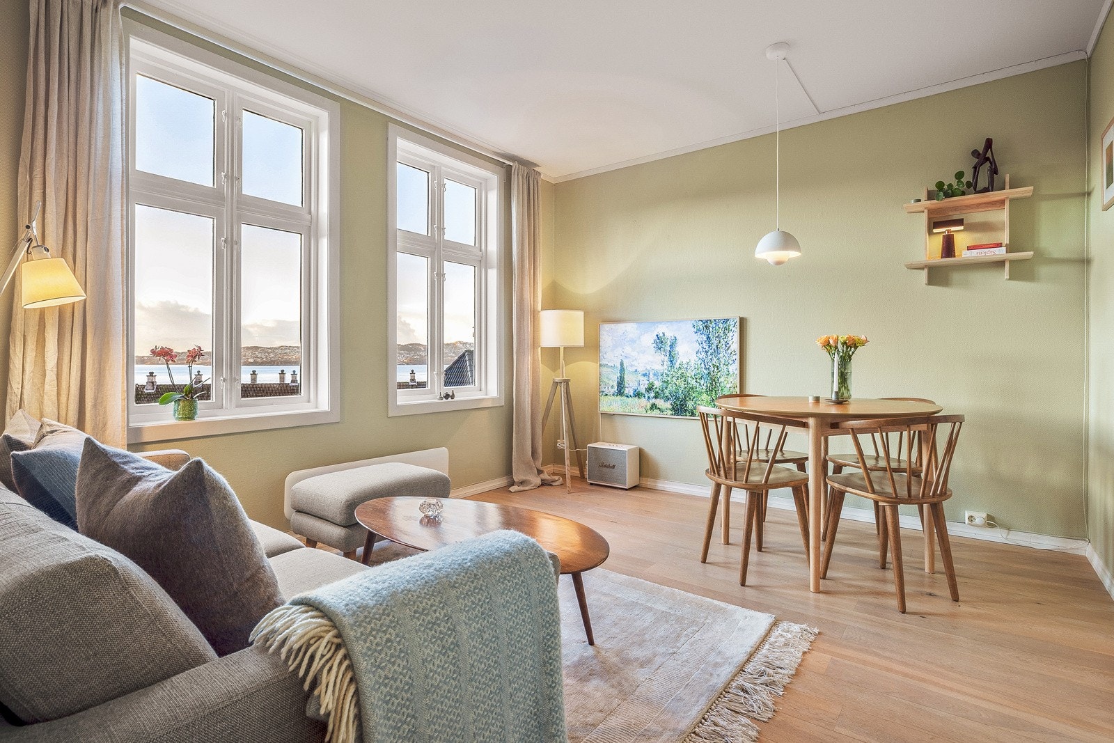 - Her er det muligheter for møblering av sofaseksjon og spisebord - Galleribilde