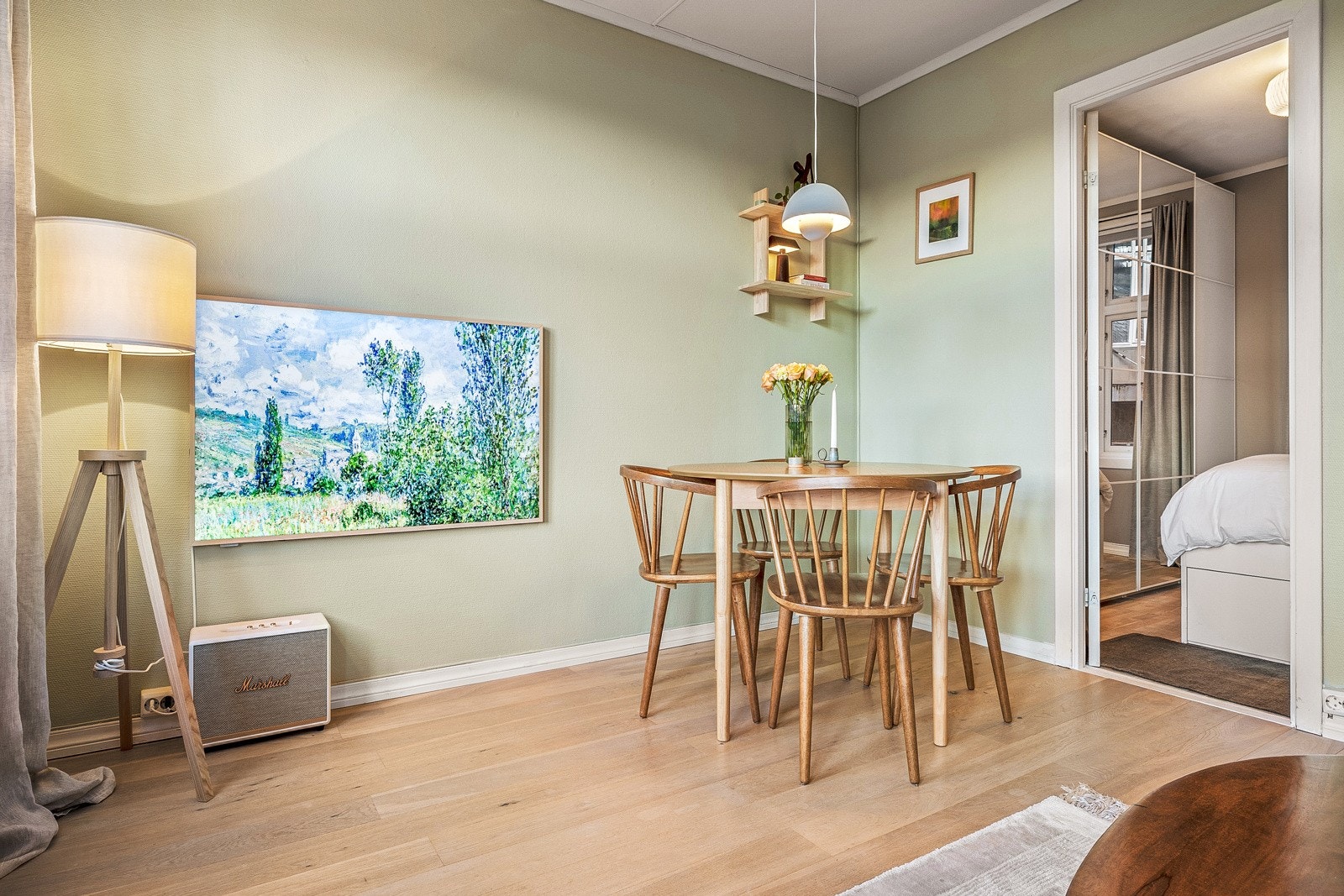 - Leilighetens soverom ligger ved siden av stuen - Galleribilde