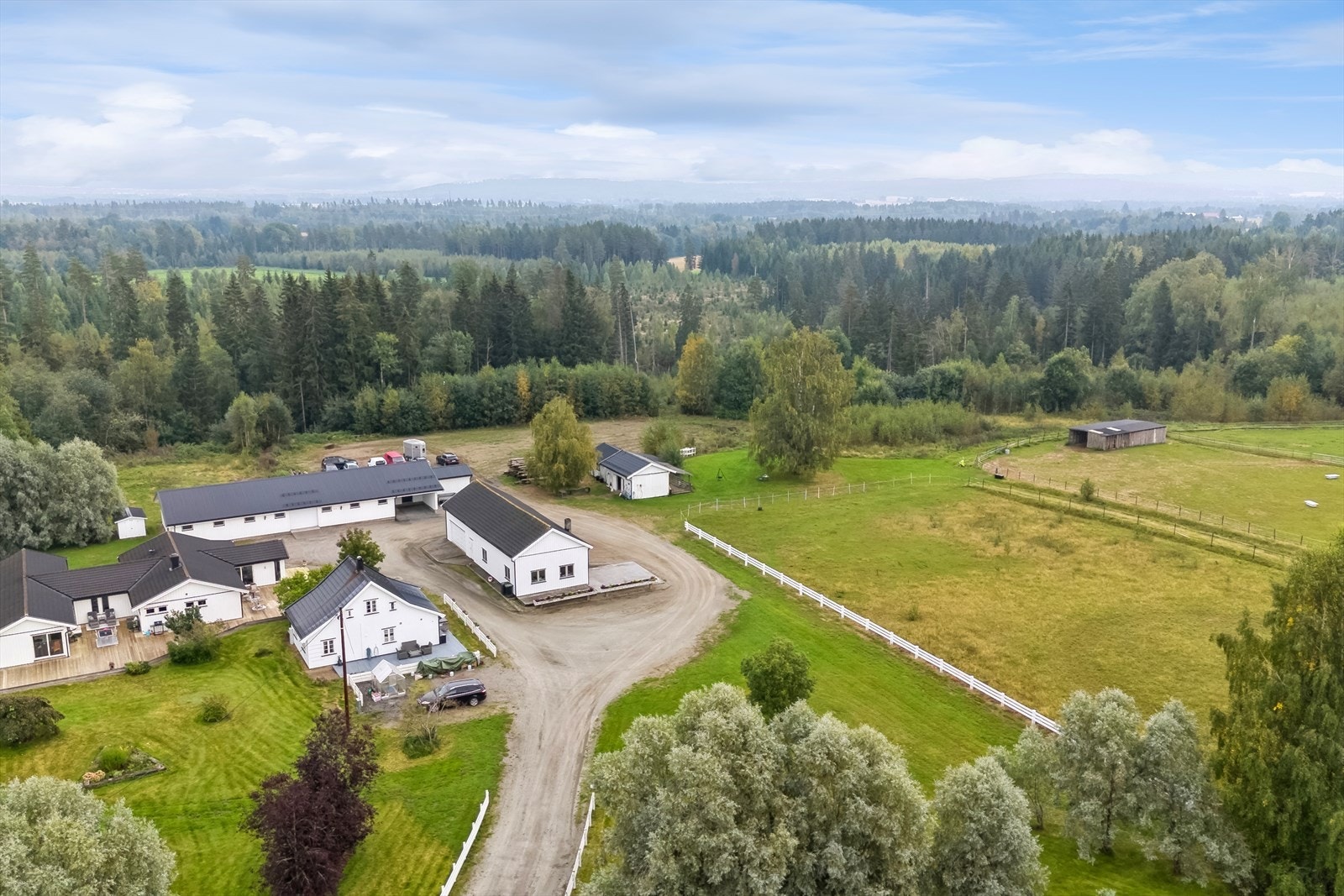 Ca 3,5 km unna Jessheim sentrum finner du denne unike og flott eiendommmen med hovedhus, kårbolig, verksted/garasje, stall/lager, brakke med to stallbokser og utebod. Galleribilde