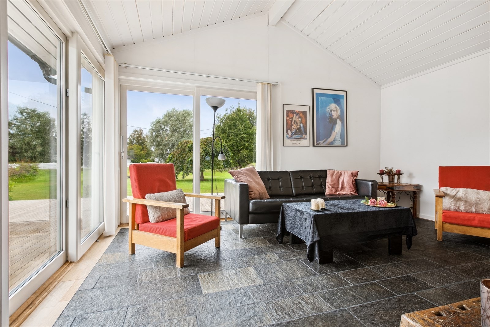 Stue med opplegg for tv. Skyvedører på to sider - perfekt sommerstue. Galleribilde