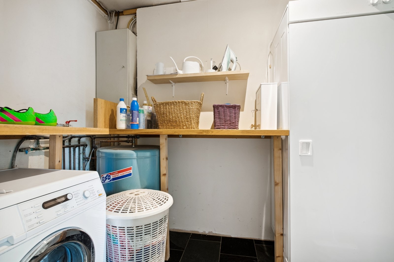 Vaskerom ved inngangsparti. Galleribilde