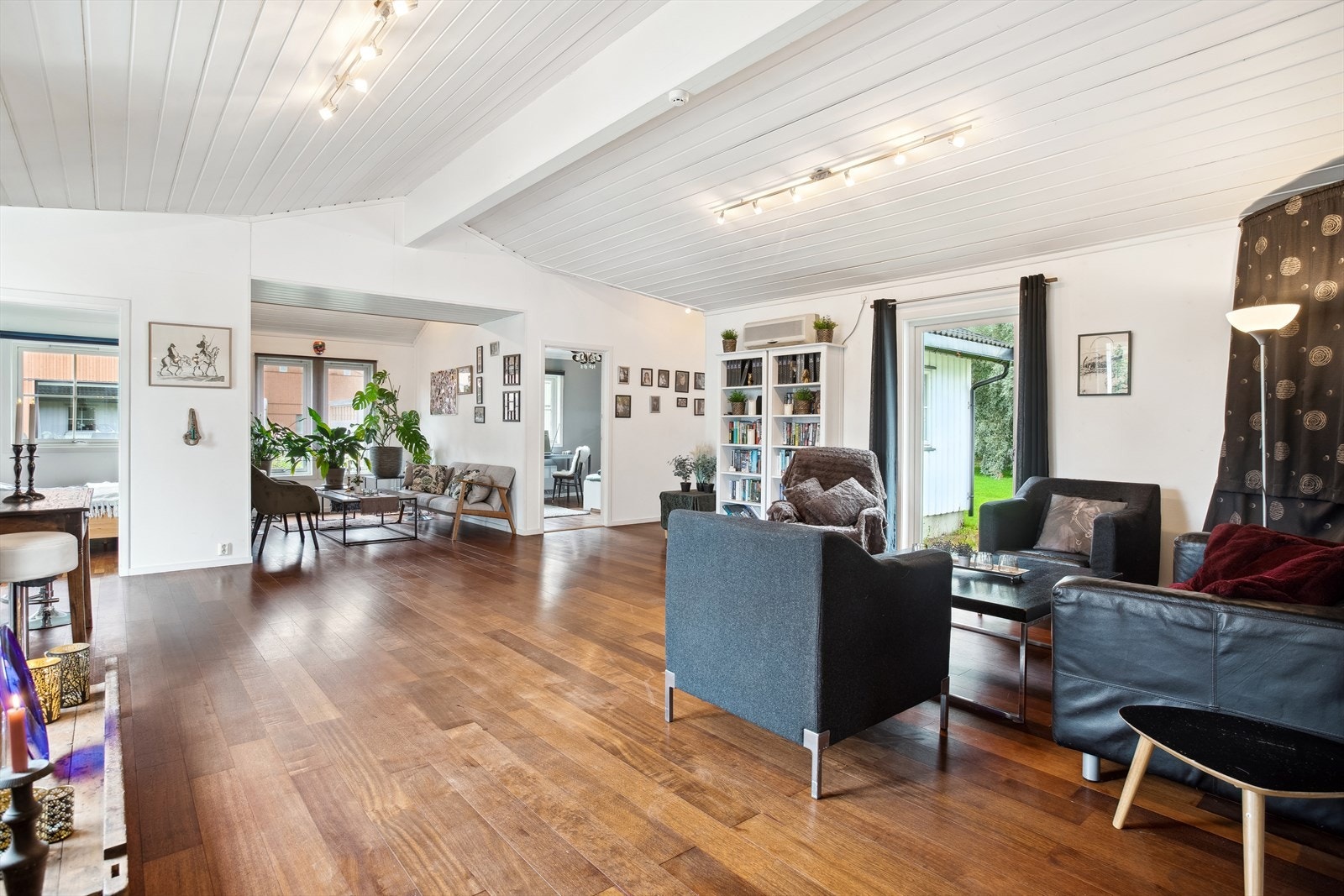 Flere møbleringssoner - varmpumpe på vegg. Galleribilde