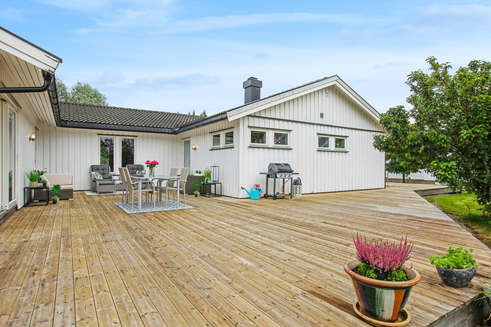 Nyt solen i skjermede omgivelser. Flere innganger til boligen. Galleribilde