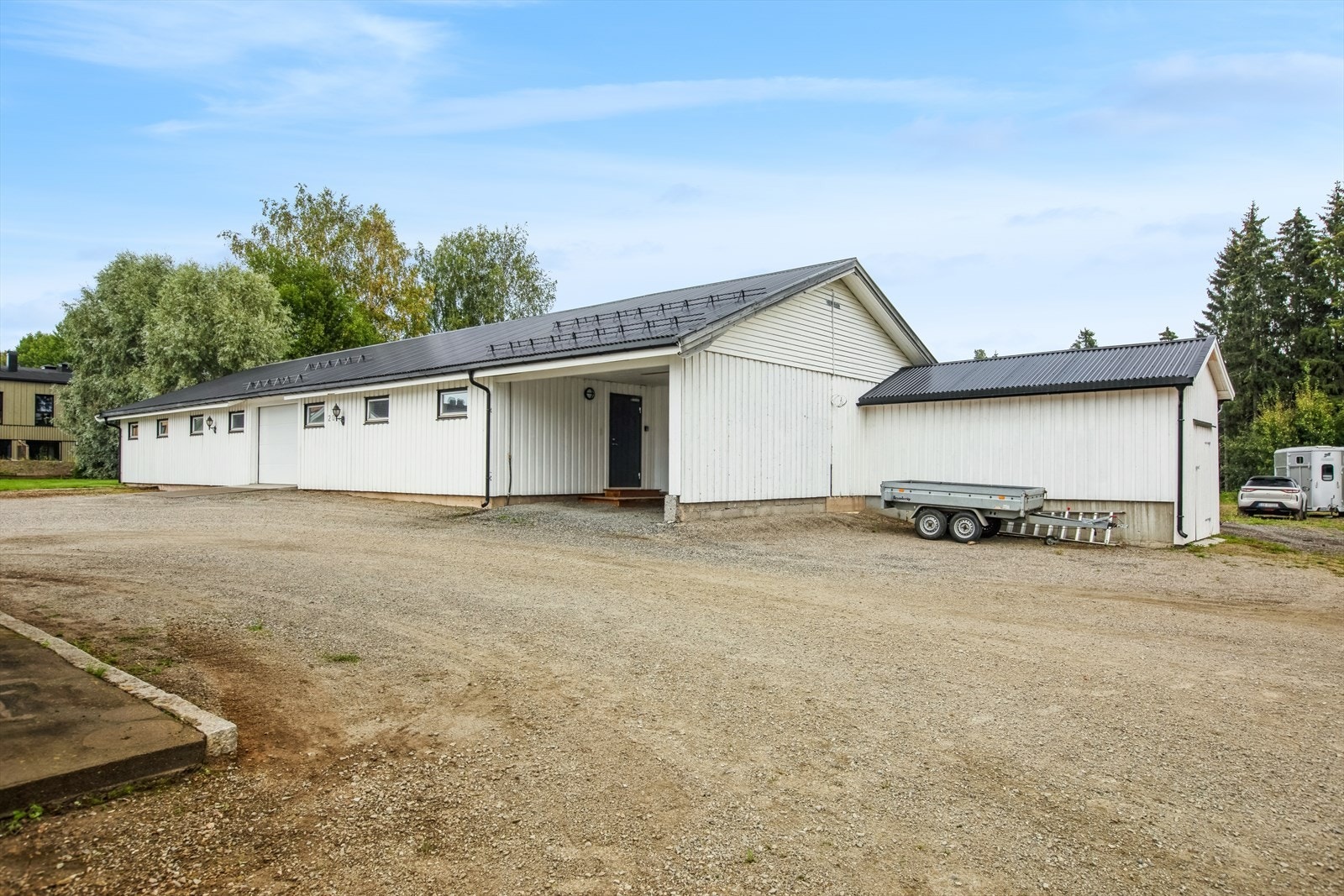 Stallen som har adr. Markvegen 20 er blitt pusset opp og gjort om til lager. Vedlagt ligger tegninger med tidligere stallinnredning. Galleribilde