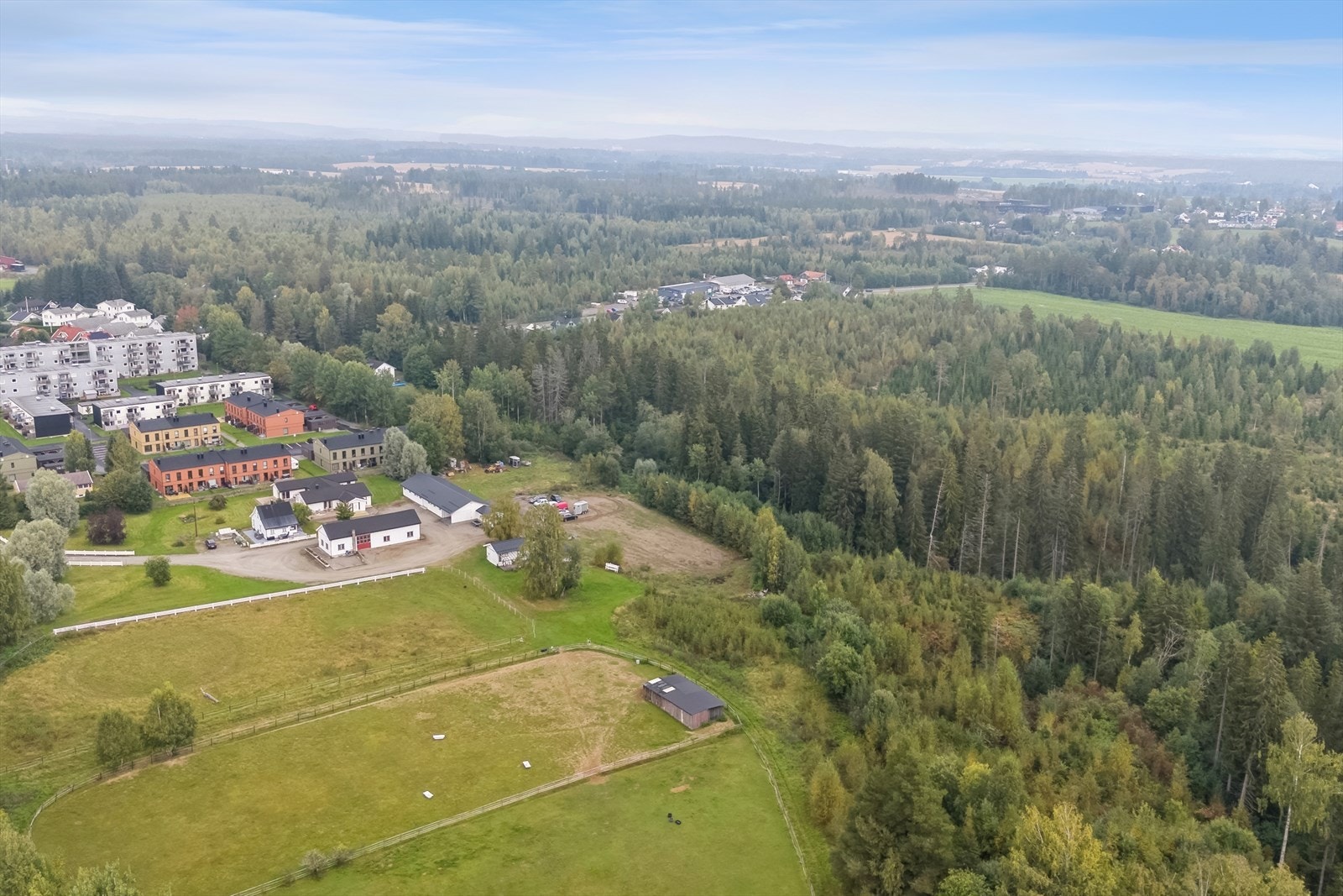 I tillegg er det tidligere være en ridebane på eiendommen. Galleribilde