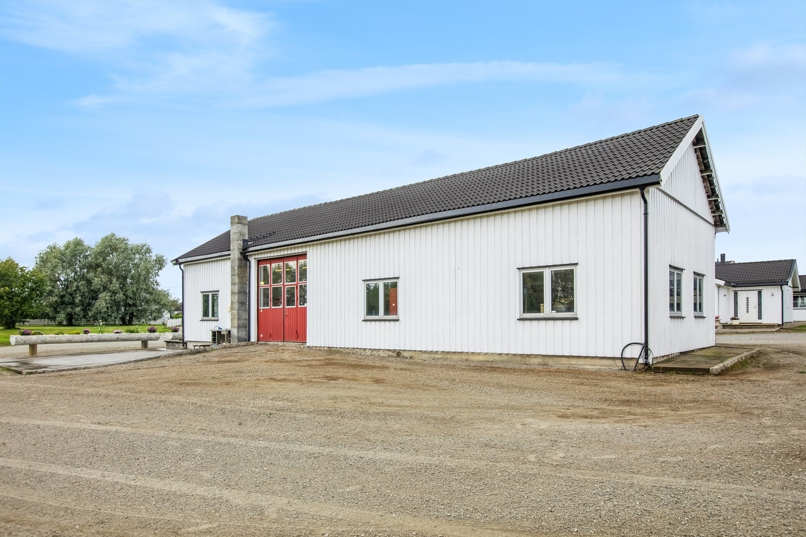 Frittliggende stor garasje med hobby verksted. Her er det løftebukker og meget god takhøyde. Galleribilde