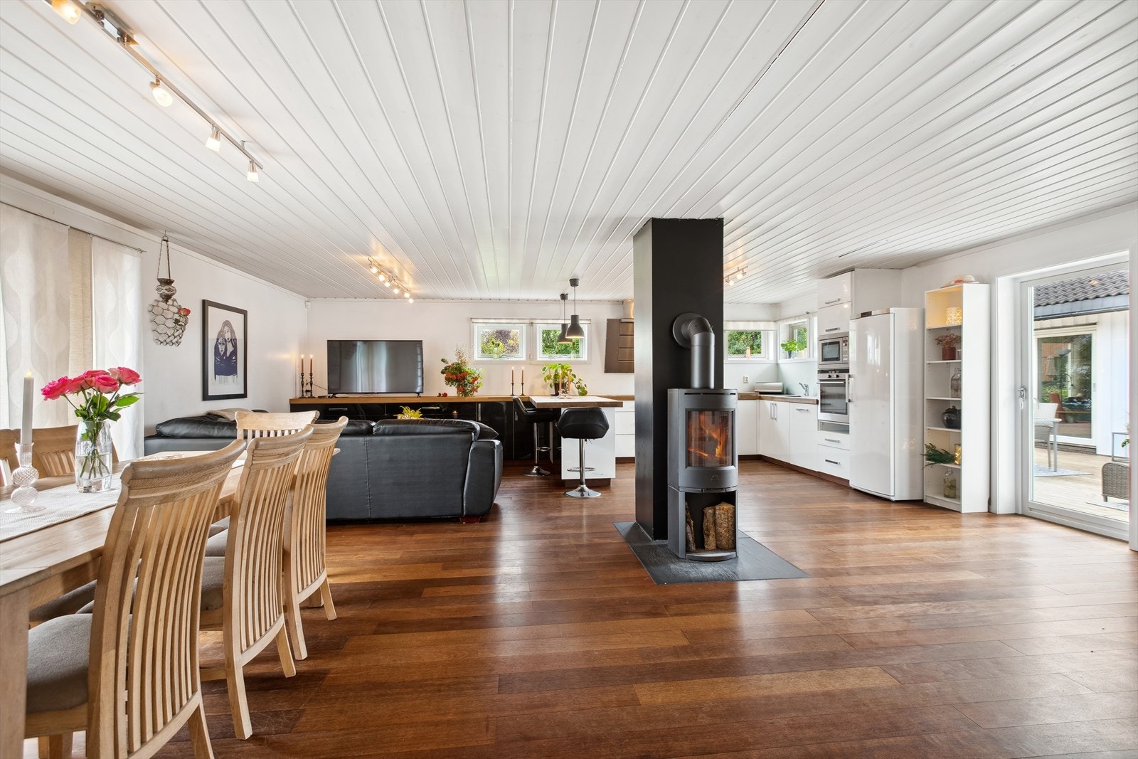 I stuen er det peisovn og utgang til terrasse. Galleribilde