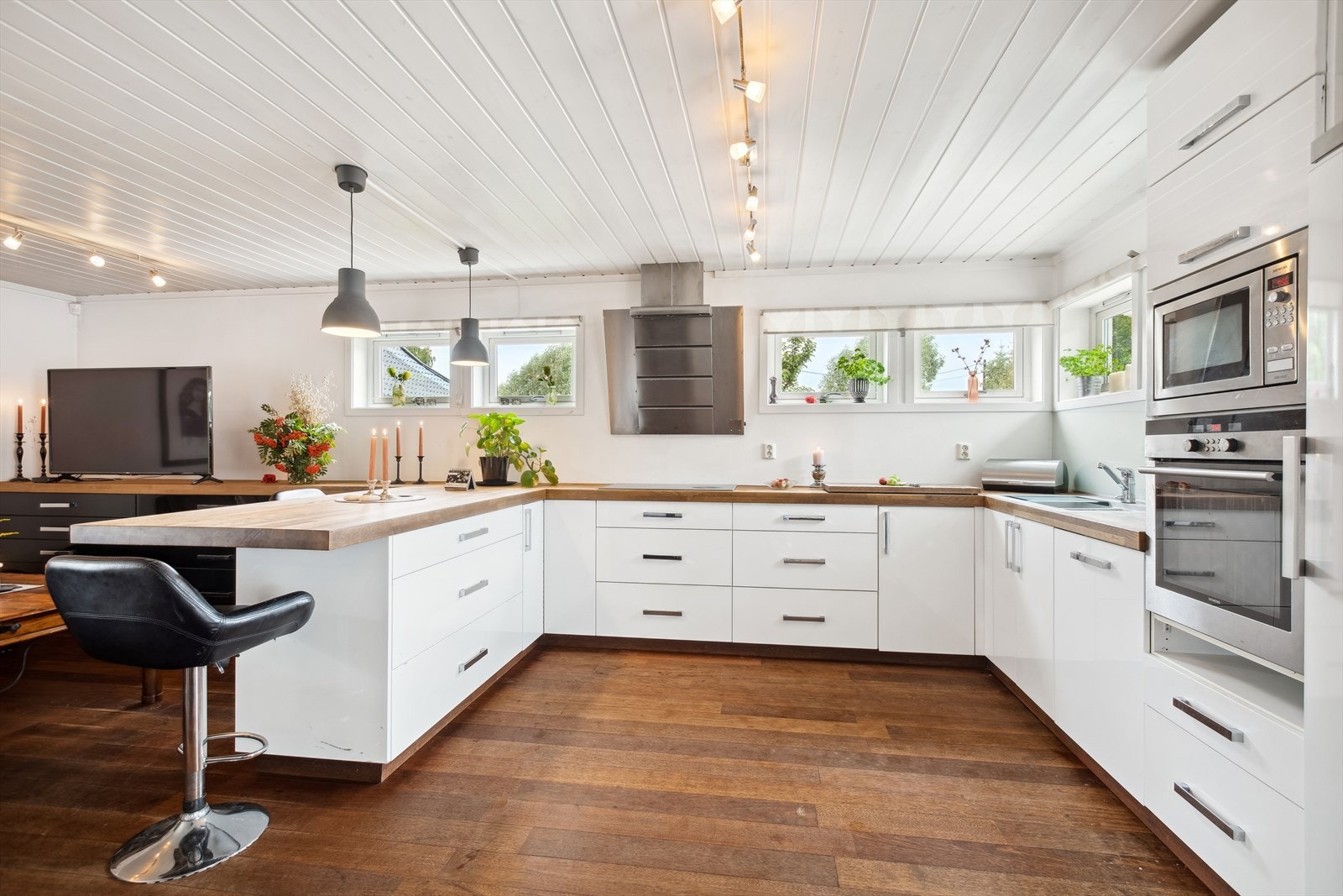 Romslig kjøkken med god plass til å kose seg med måltid ved kjøkkenbenken - ett godt samlingspunkt i hverdagen. Galleribilde