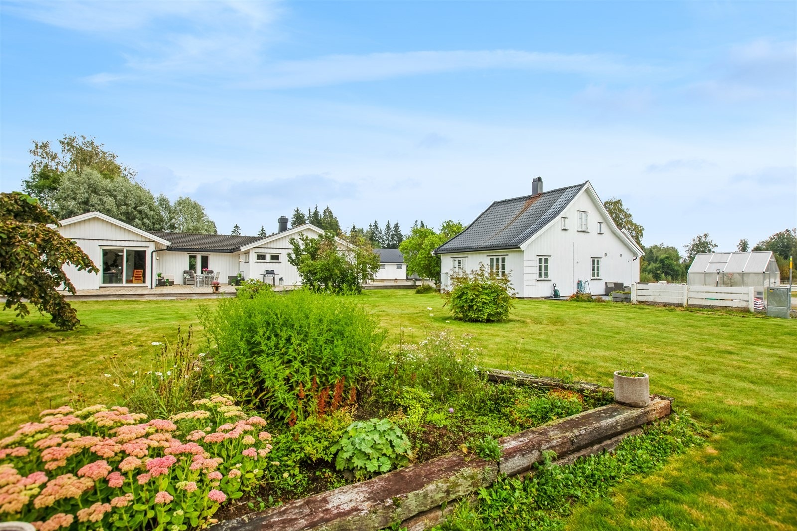 Eiendommen har en romslig eiendom med store terrasser rundt hovedhuset. Utleieboligen ligger fint til ved siden av og har egen parkering og uteplass. Galleribilde