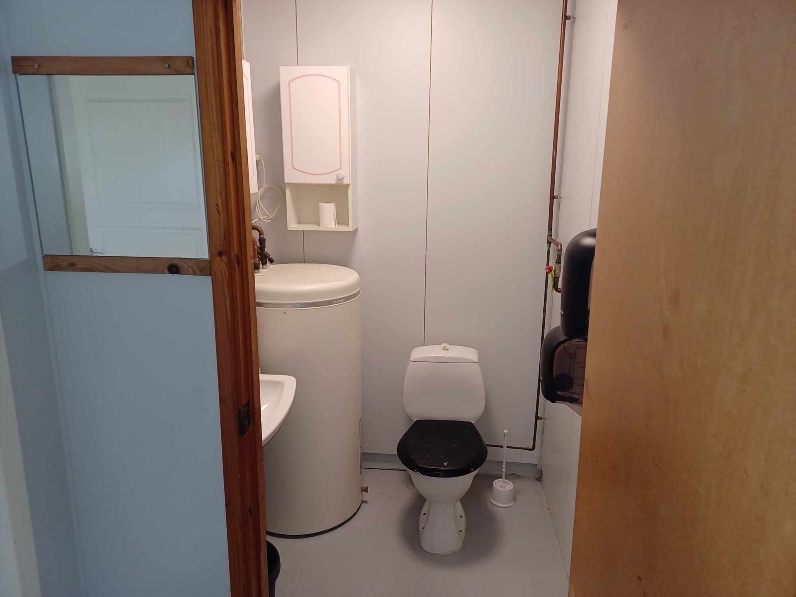 Toalett i stallen. Galleribilde