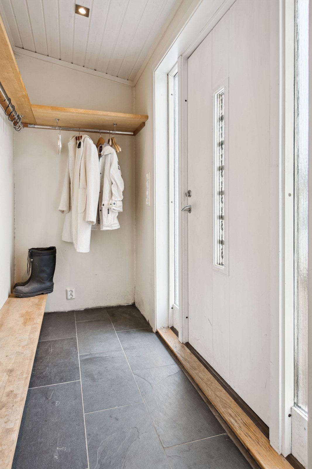 "Hverdags inngangen" med gjennomgang via vaskerom. Galleribilde