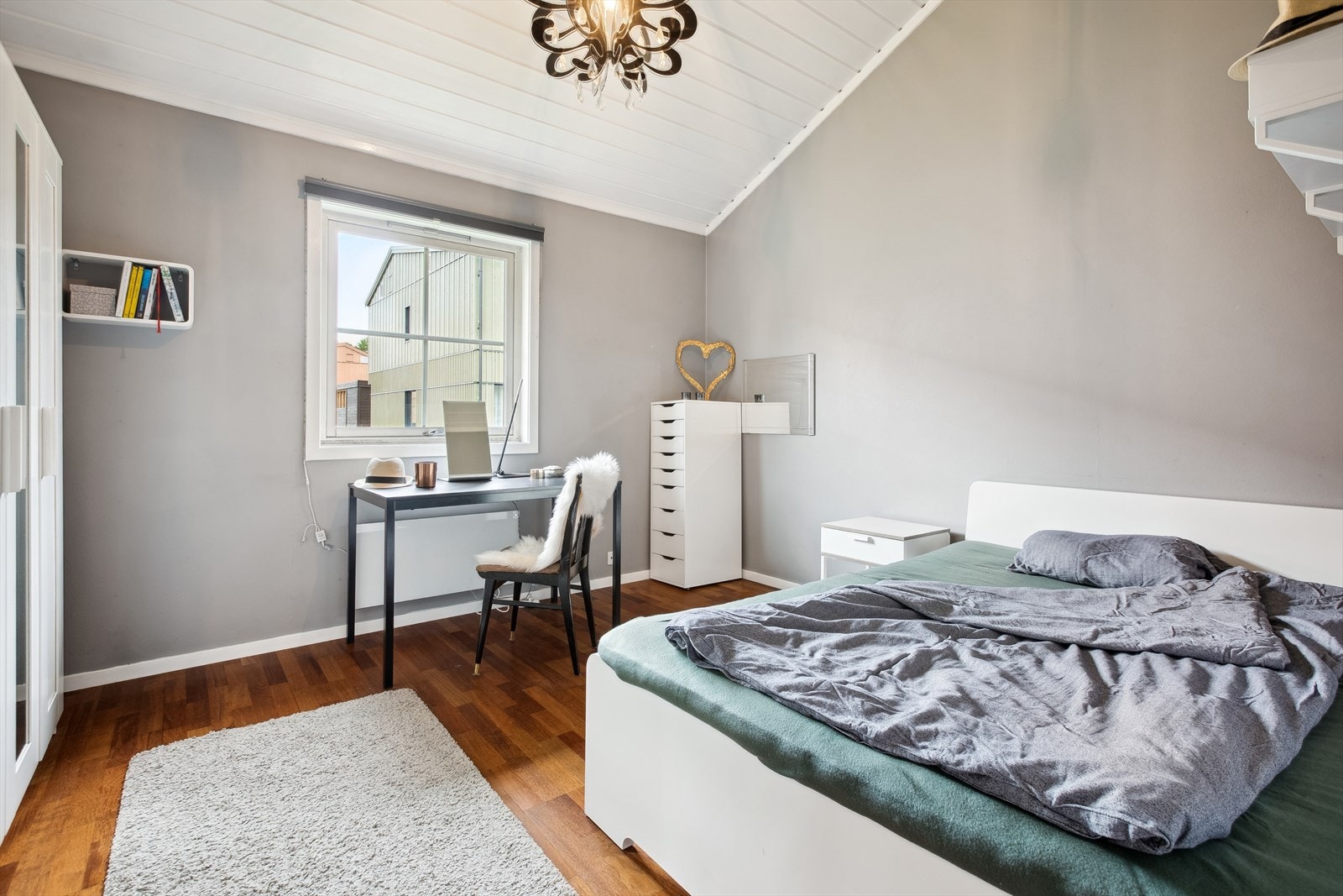 Det er totalt 5 soverom i boligen. Galleribilde