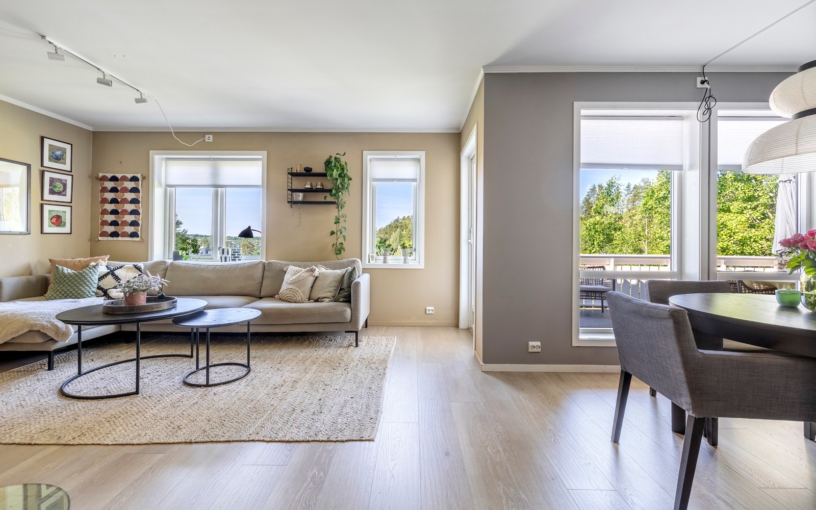 Store vindusflater slipper inn rikelig med naturlig lys, og fra stuen er det utgang til en terrassen. Galleribilde