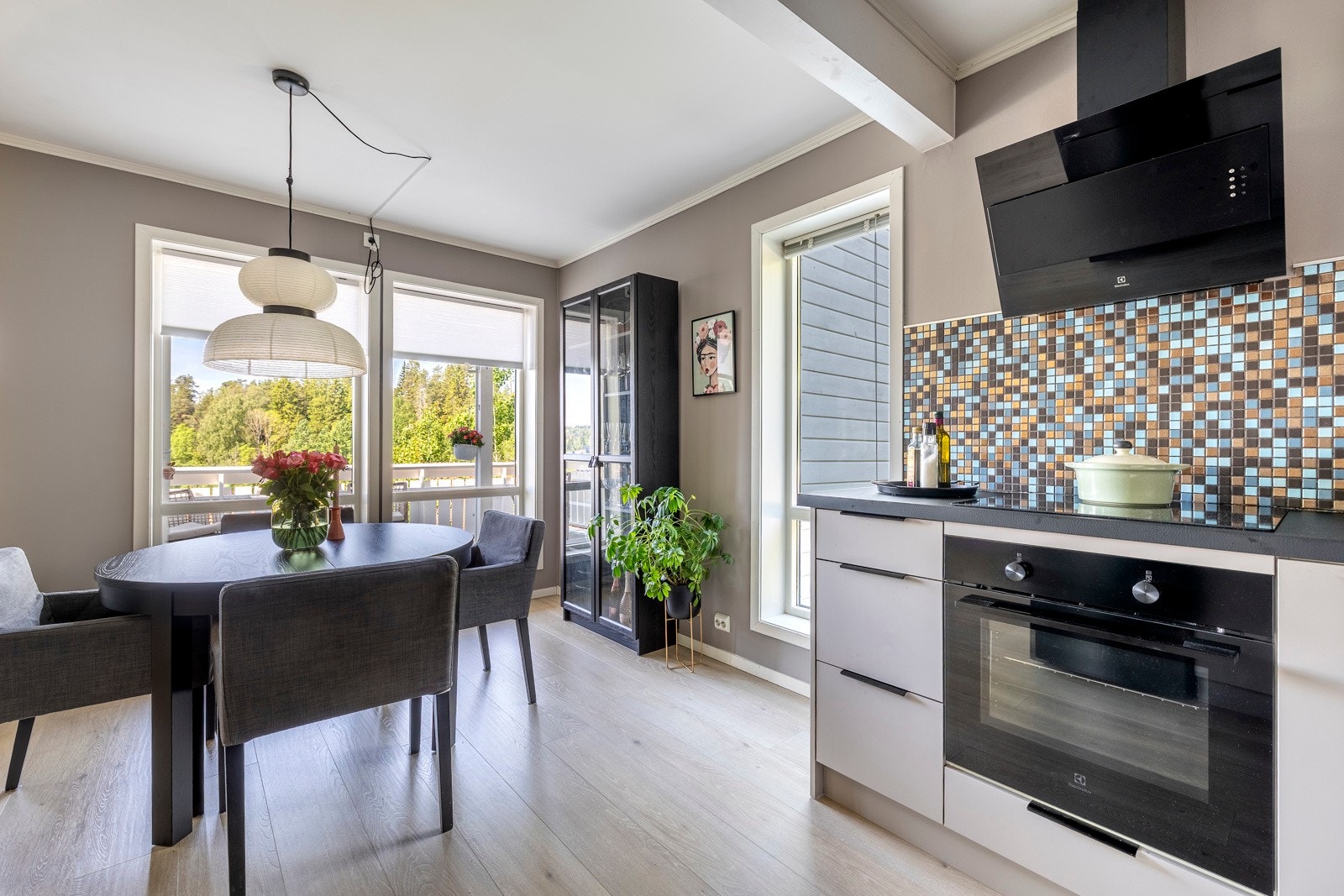 Spisebordet har sin naturlige plassering utenfor kjøkkenet. Galleribilde