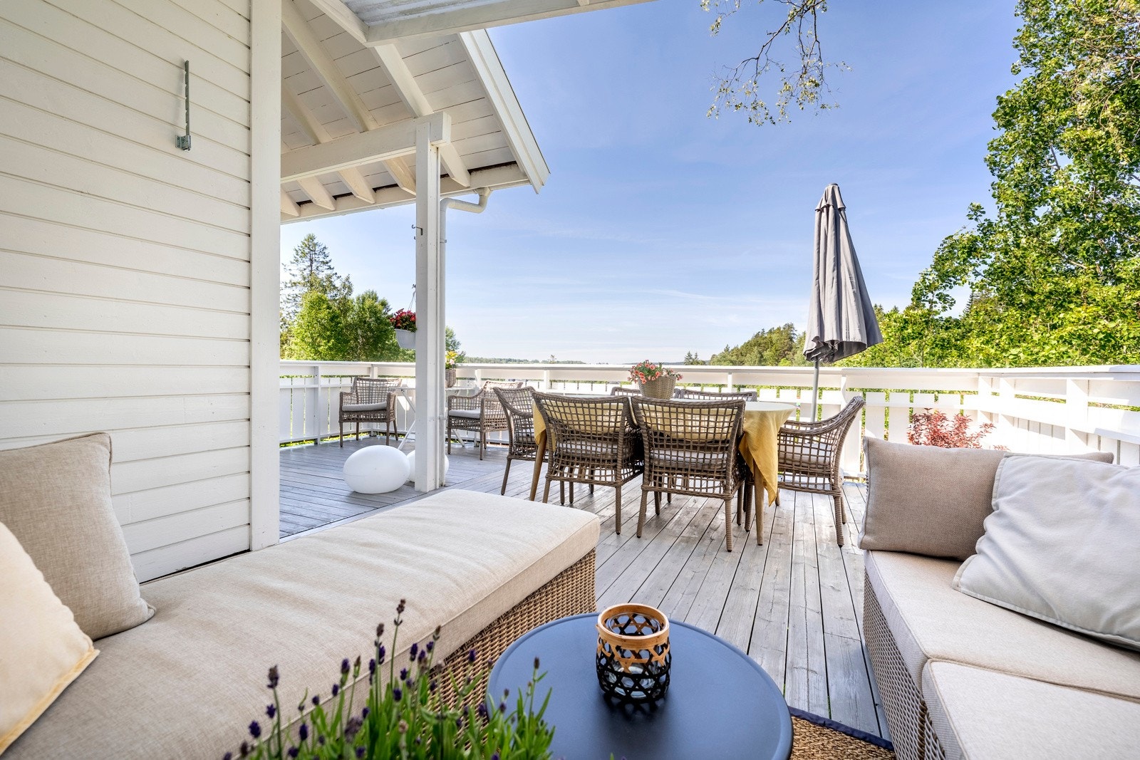 Boligen ligger i et rolig og barnevennlig boligområde på Sjøskogen på Vinterbro med kort vei til en rekke servicetilbud. Galleribilde