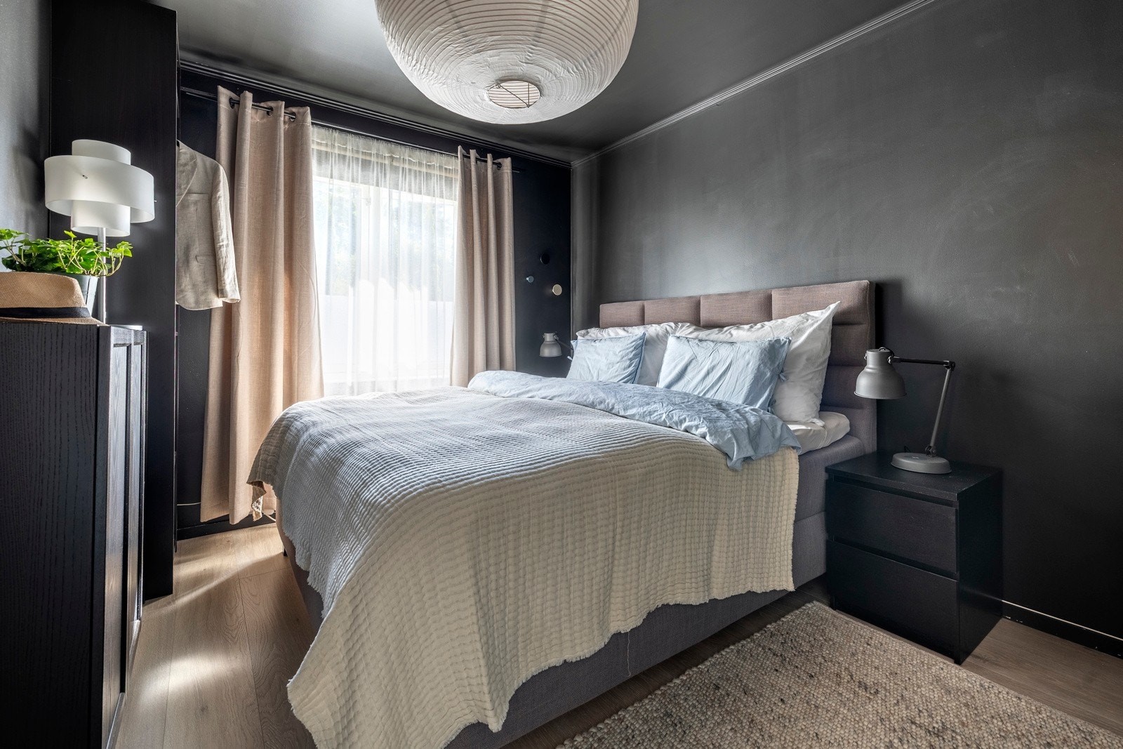 Hoveddelen byr på fire stilfulle soverom, ett i første etasje og tre i andre etasje. Galleribilde