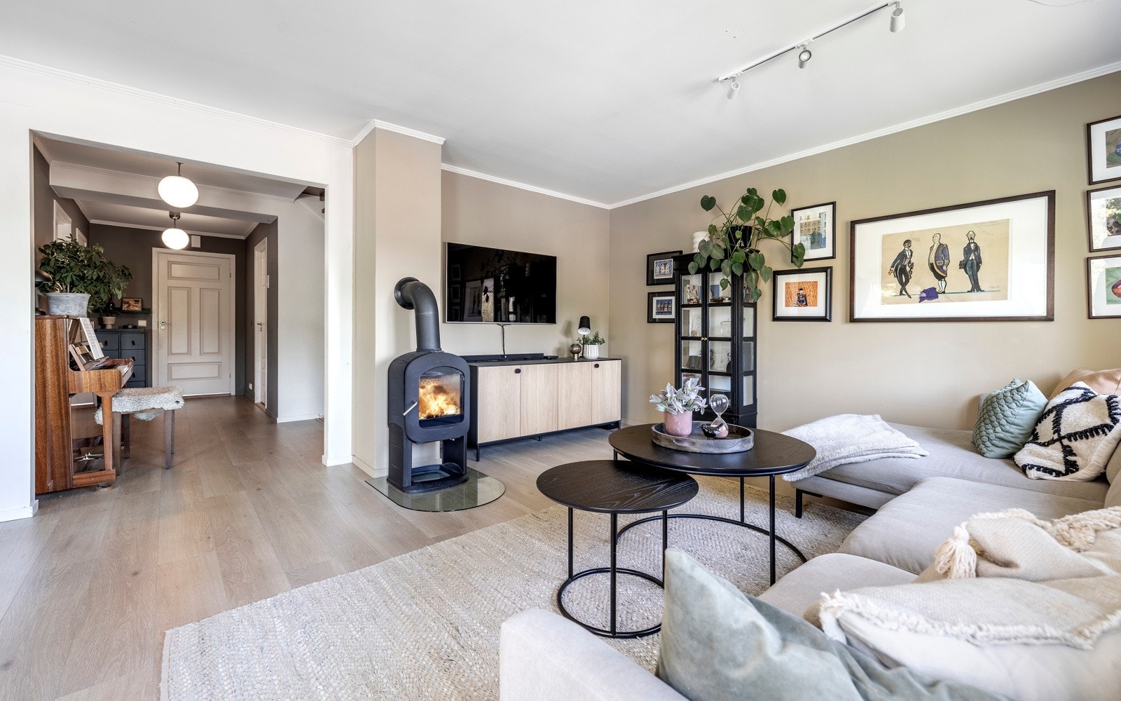 Stuen er lys og romslig med vegger malt i moderne og tidsriktige fargetoner, kombinert med laminat på gulvet. Galleribilde