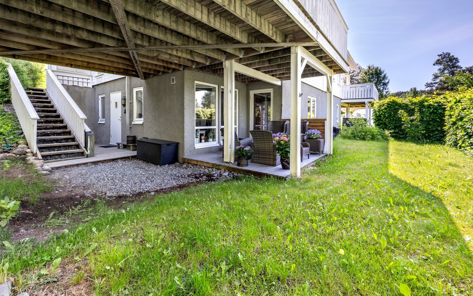 Hybelen har også sin egen terrasseplatting på ca. 9 kvm, som gir leietaker et privat og trivelig uteområde. Galleribilde