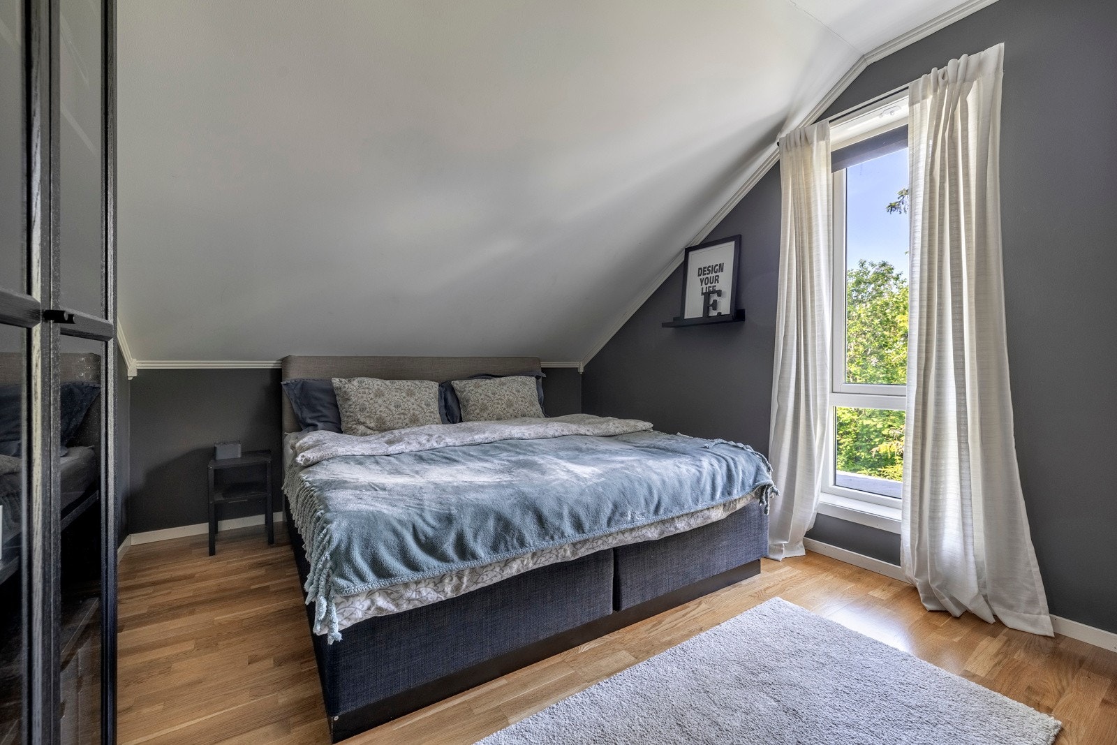 Tre av soverommene ligger i boligens loftsetasje. Galleribilde