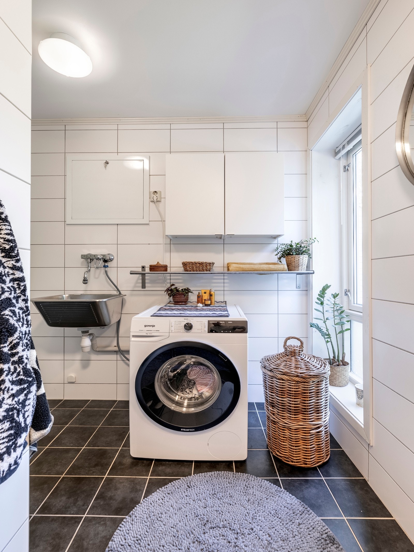 Rommet er innredet med stålkum, dusj med forheng og opplegg for vaskemaskin. Galleribilde