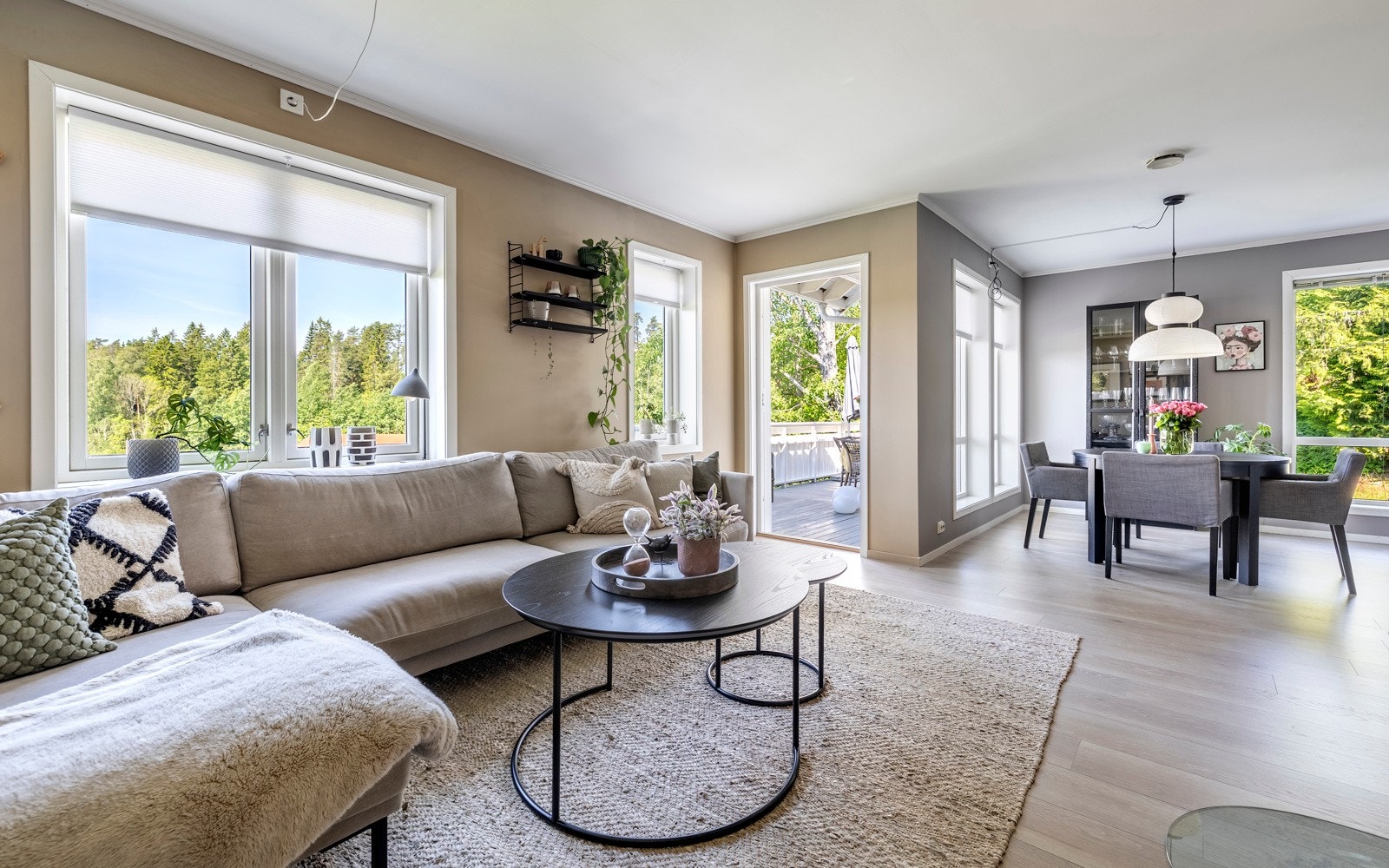 Dette er en lys og luftig del av en tomannsbolig over tre etasjer med hybel. Galleribilde