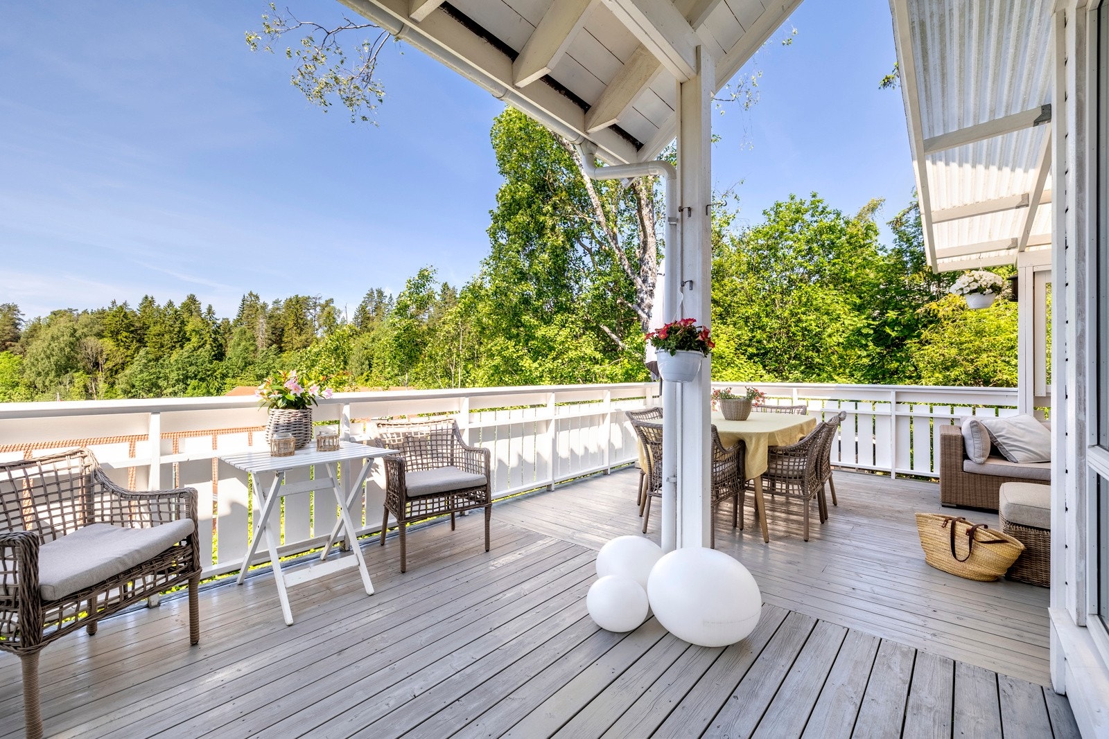 Fra stuene er det utgang til en romslig terrasse på ca. 29 kvm med god plass til utemøbler og grill. Galleribilde