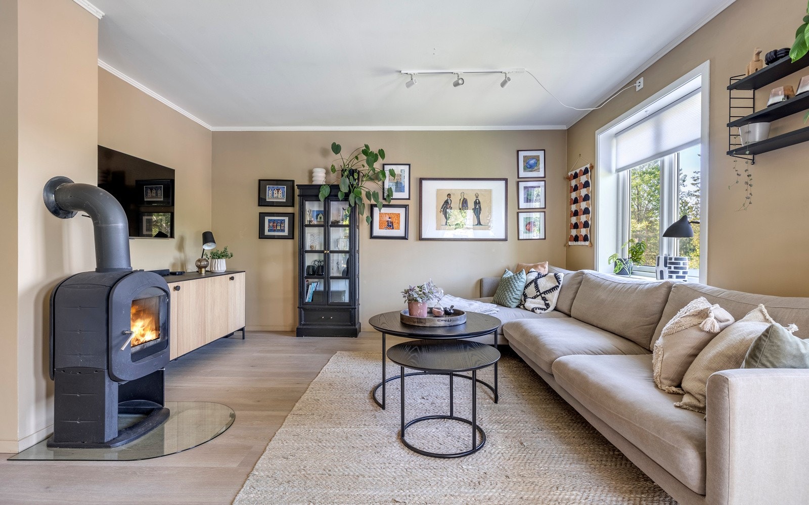 Det er god plass til sofagruppe, TV-anlegg og spiseseksjon i ulike soner. Galleribilde