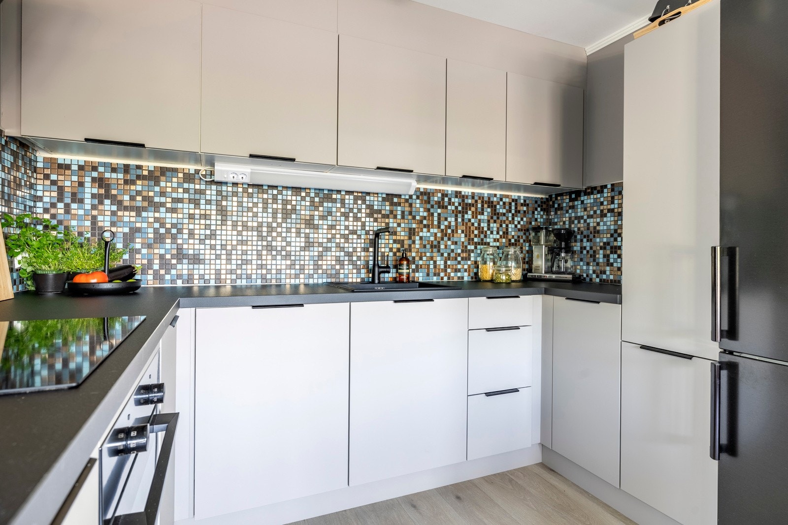 Kjøkkenet byr på integrerte hvitevarer som stekeovn, koketopp og oppvaskmaskin, mens det er plass for kjøl/fryseskap. Galleribilde