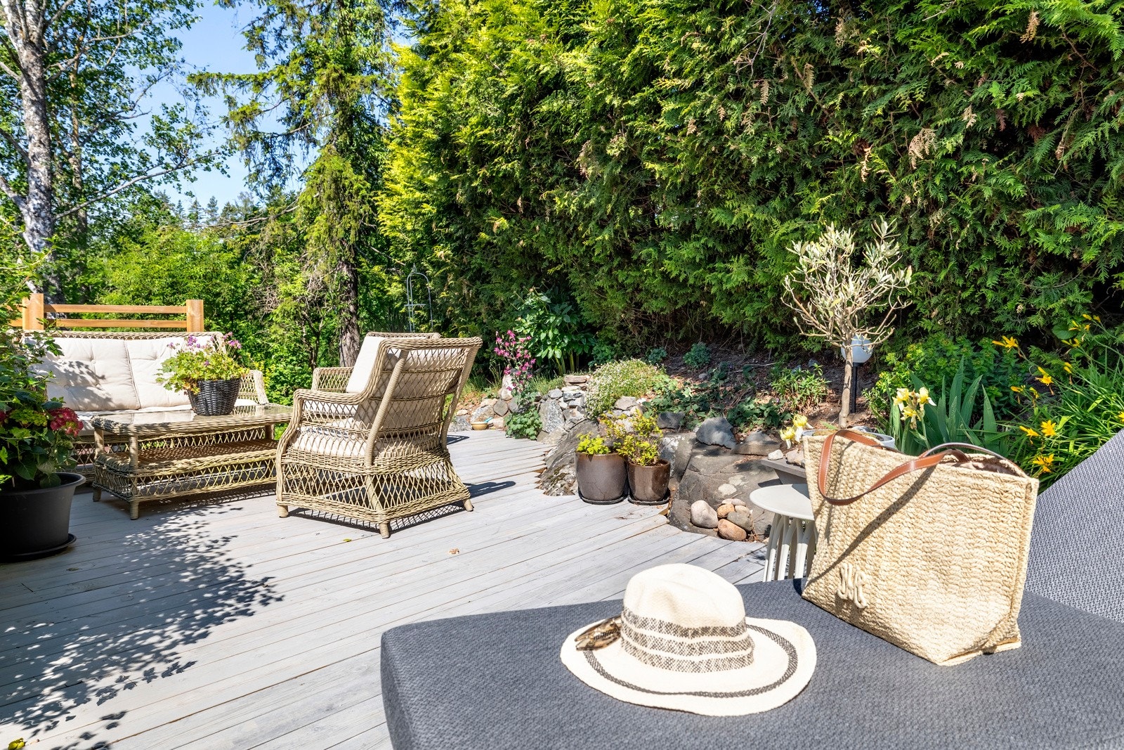 I tillegg er det opparbeidet en terrasseplatting i hagen som er perfekt for avslapning eller som et lekeområde for de minste. Galleribilde