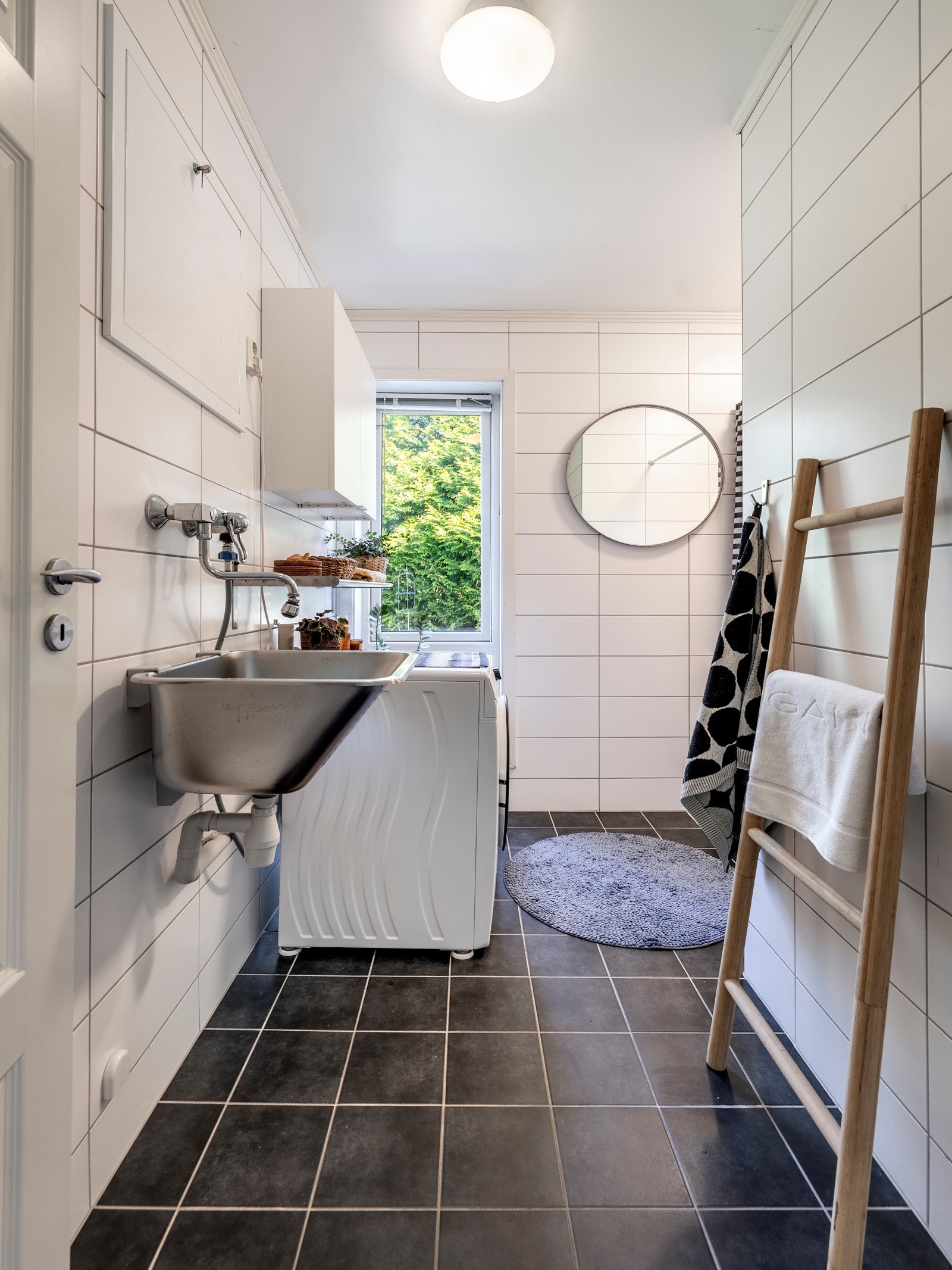 Badet i første etasje har flislagte vegger og gulv, samt elektriske varmekabler. Galleribilde