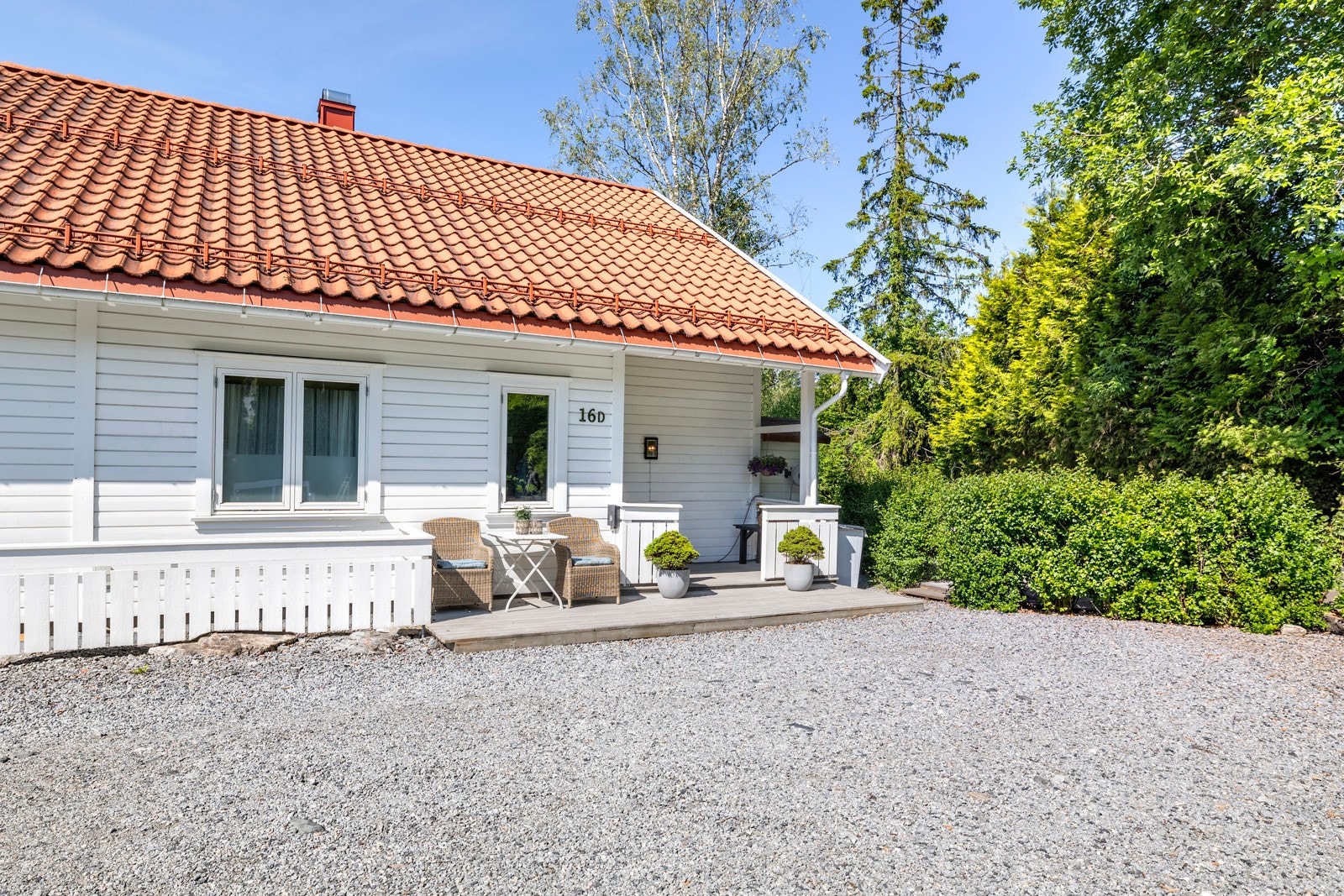 Ved inngangspartiet til hoveddelen finner du en hyggelig terrasse på ca. 13 kvm som er perfekt for en liten sittegruppe. Galleribilde
