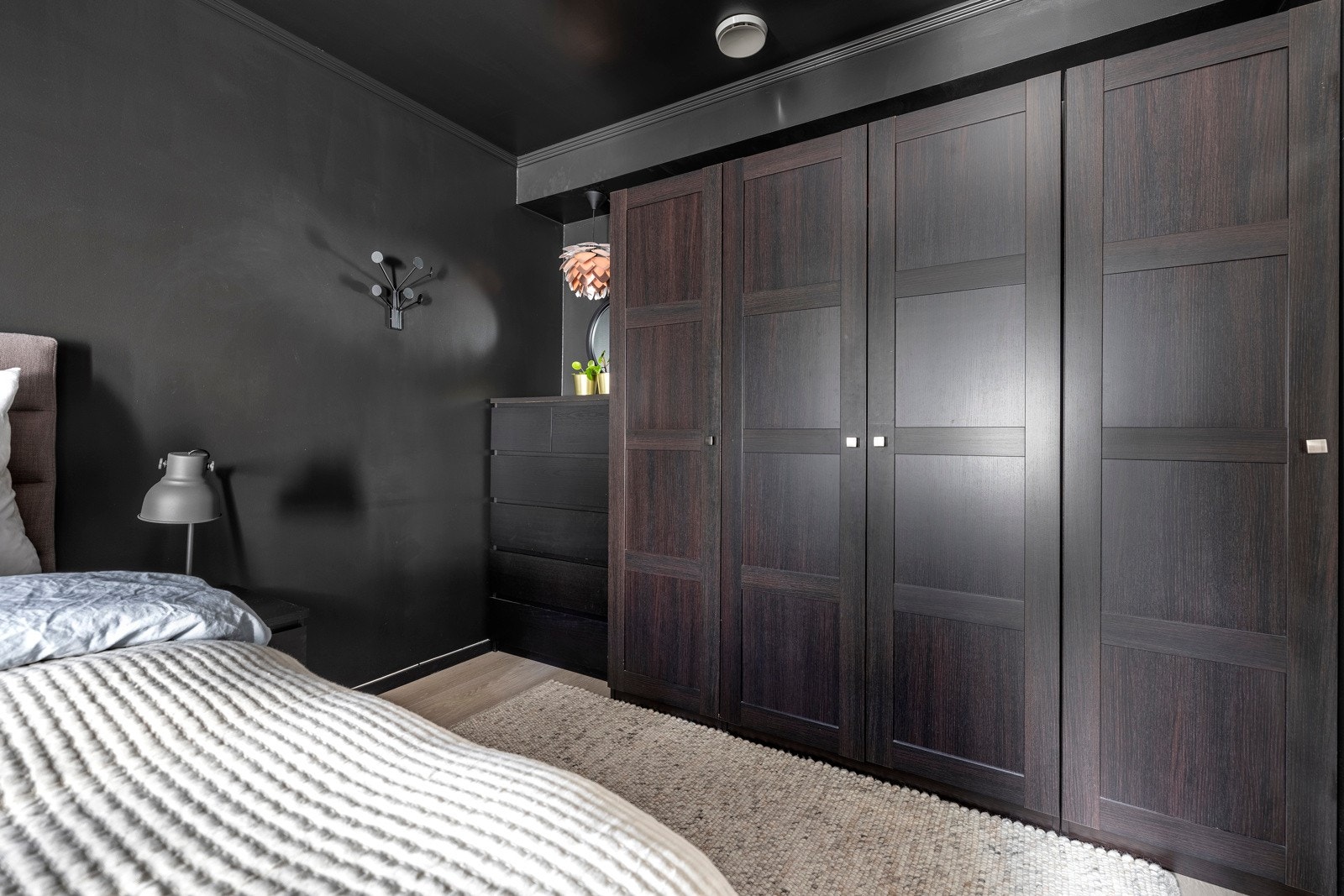 Det er også innredet med et praktisk garderobeskap. Galleribilde