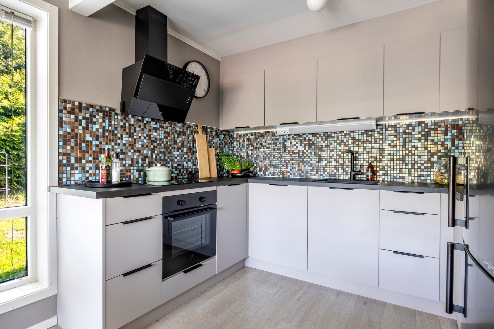 Boligen byr på en praktisk planløsning, stilrent design og flotte uteområder, inkludert flere terrasser og en nydelig hage. Galleribilde