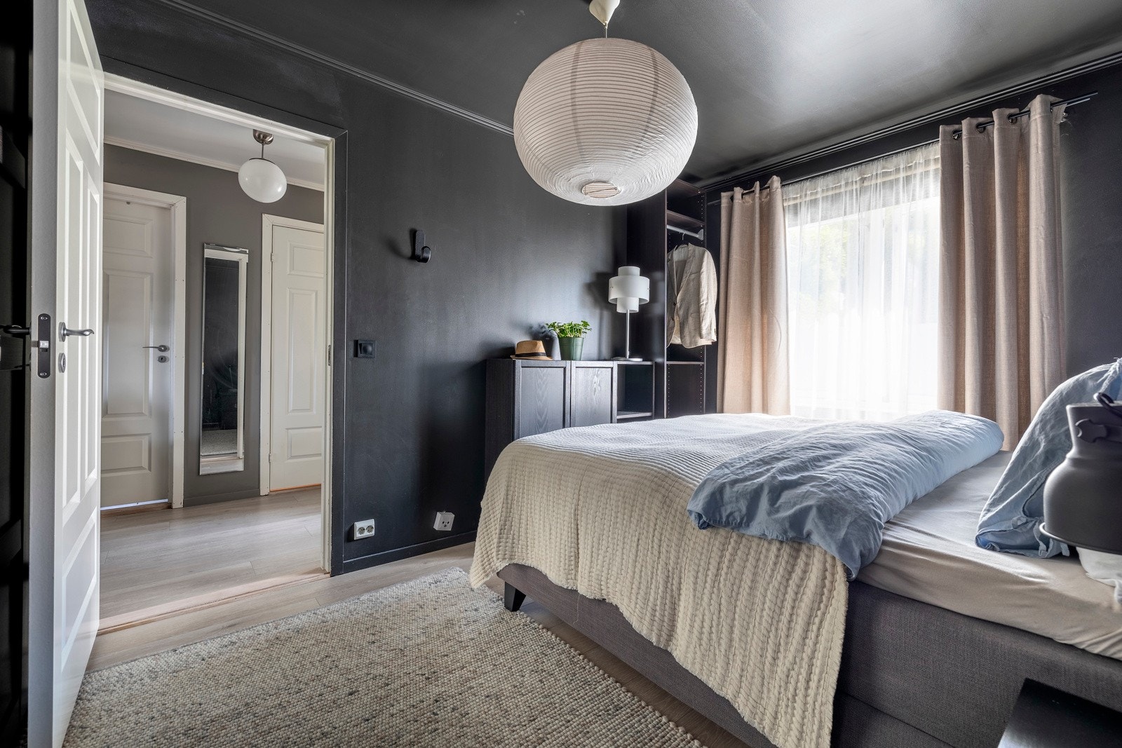 Hovedsoverommet er meget romslig og har god plass til dobbeltseng og øvrig møblement. Galleribilde