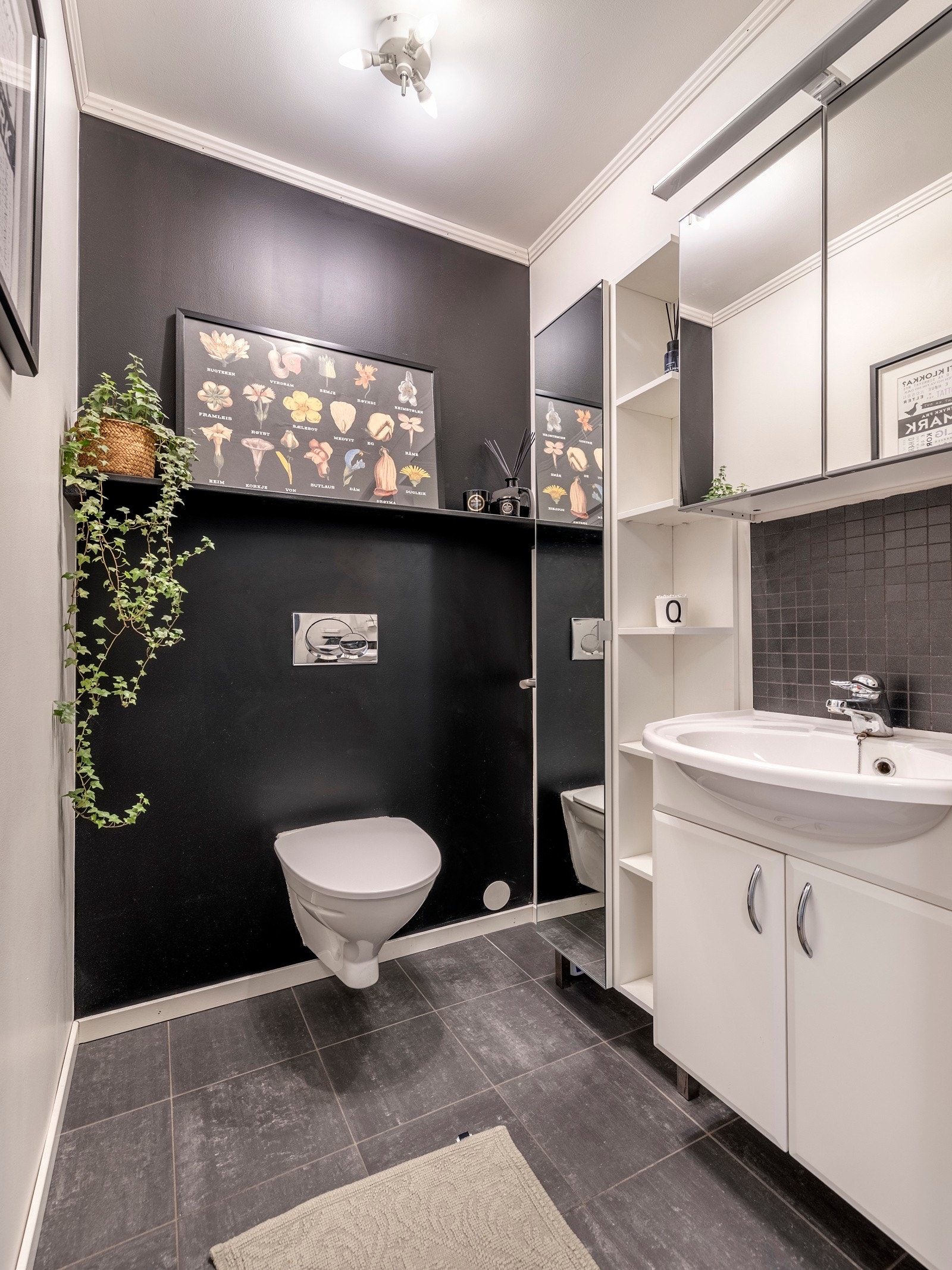 Toalettrommet ligger praktisk plassert i tilknytning til entréen og har flislagt gulv kombinert med malte vegger. Galleribilde