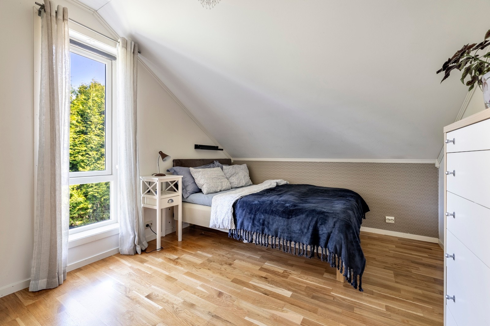 Alle soverommene har god plass til seng, nattbord og ulike garderobeløsninger. Galleribilde